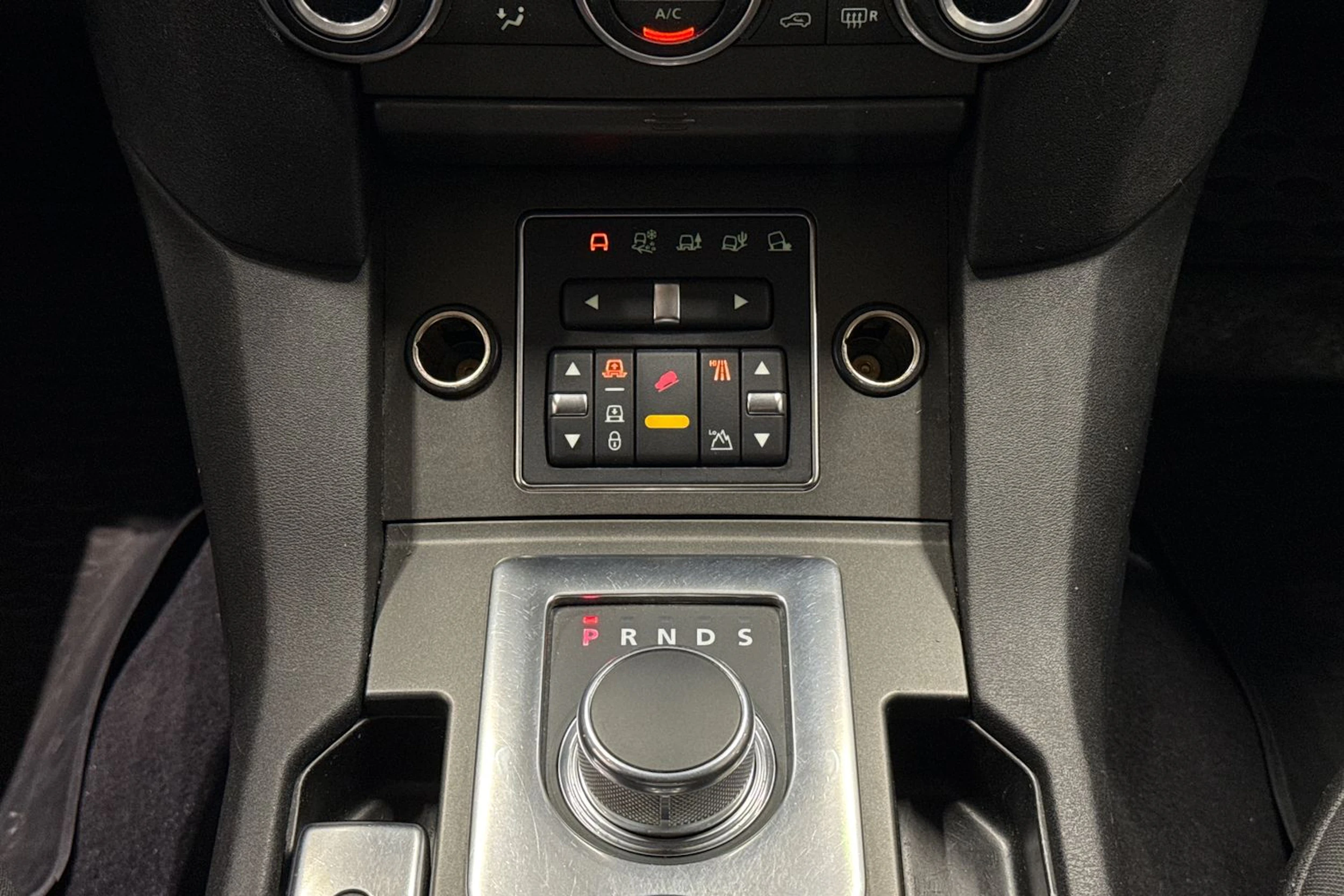 ruskea (beige) Land Rover Discovery 2013 kuva 18.