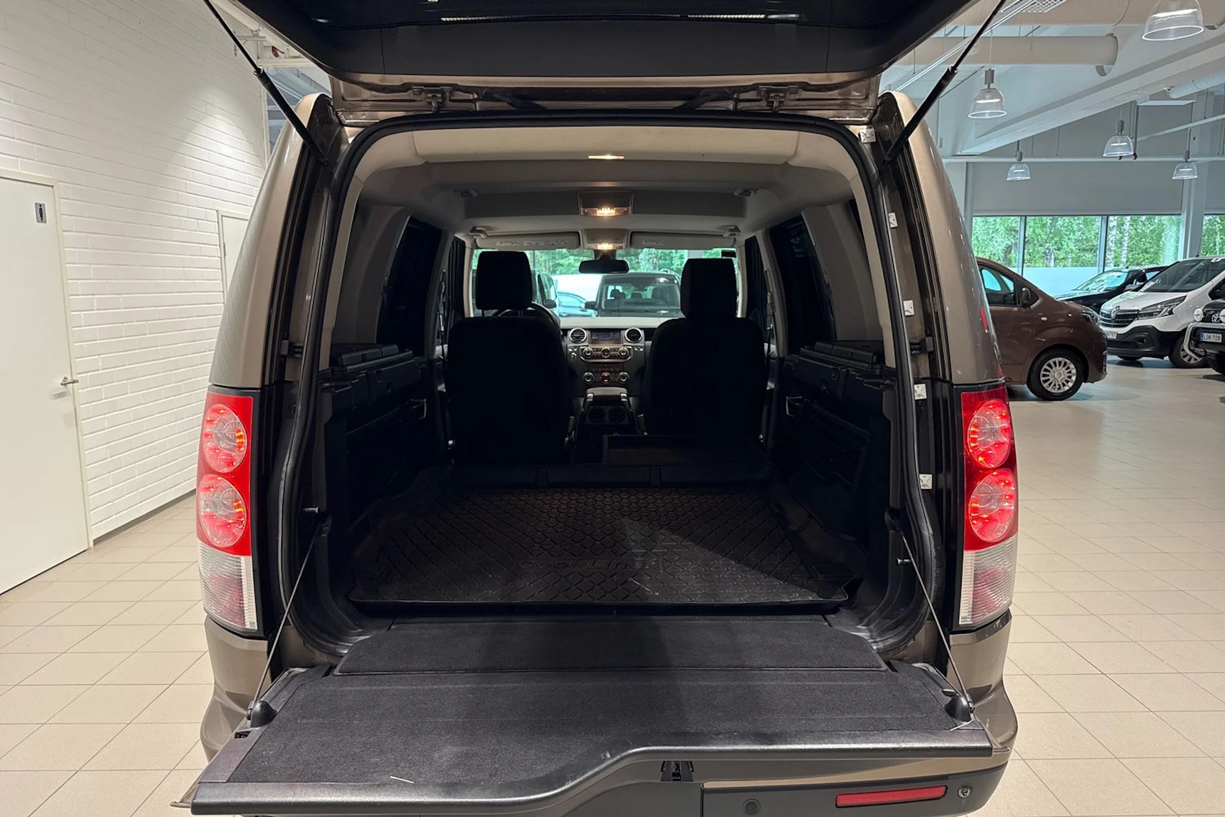 ruskea (beige) Land Rover Discovery 2013 kuva 22.
