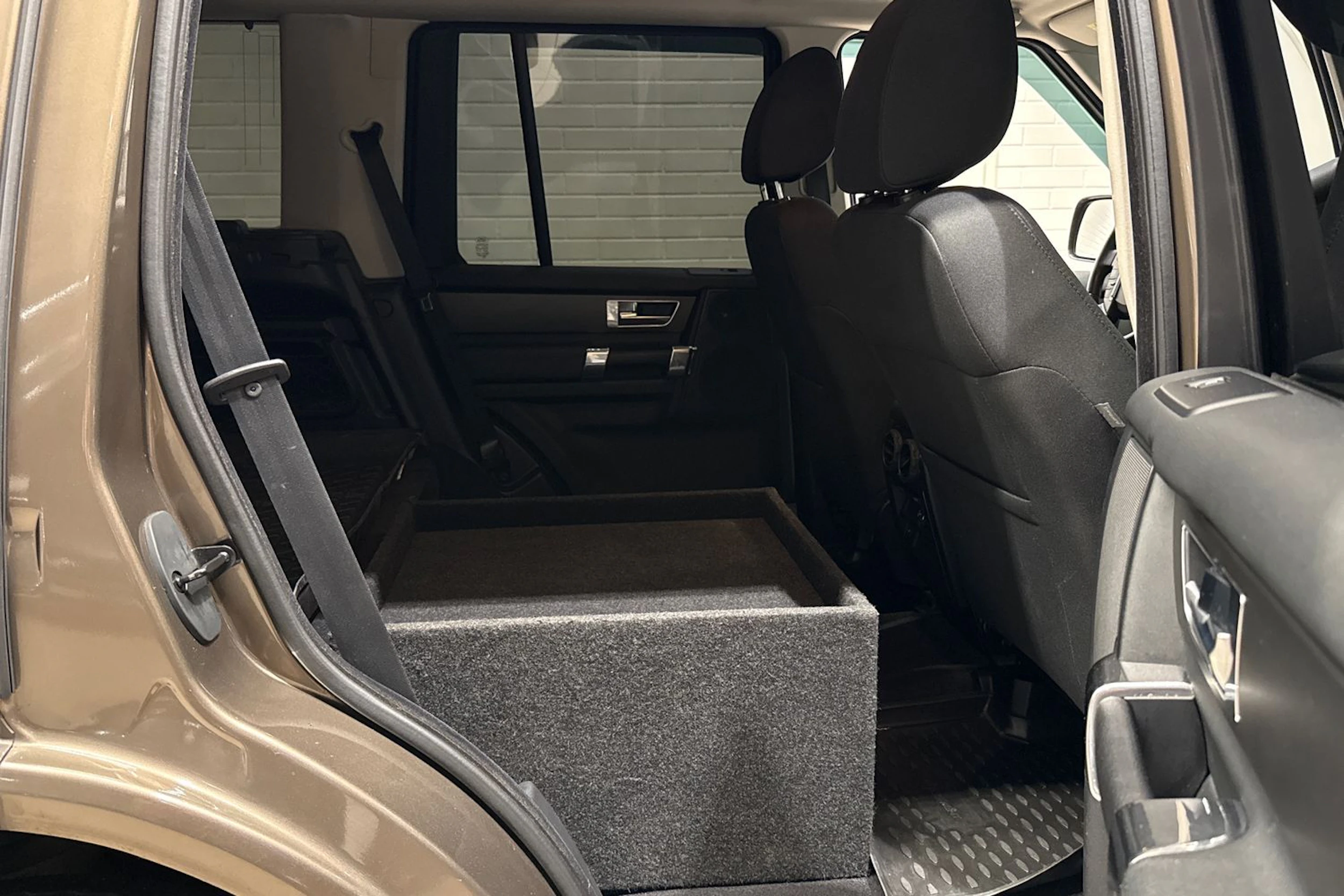 ruskea (beige) Land Rover Discovery 2013 kuva 25.