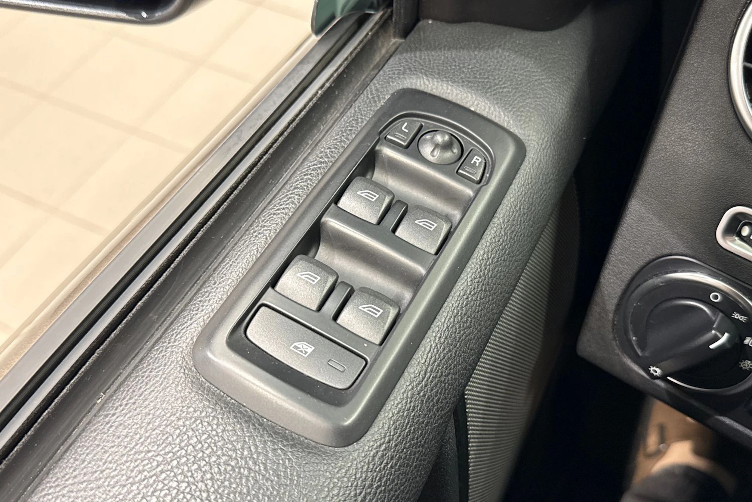 ruskea (beige) Land Rover Discovery 2013 kuva 29.