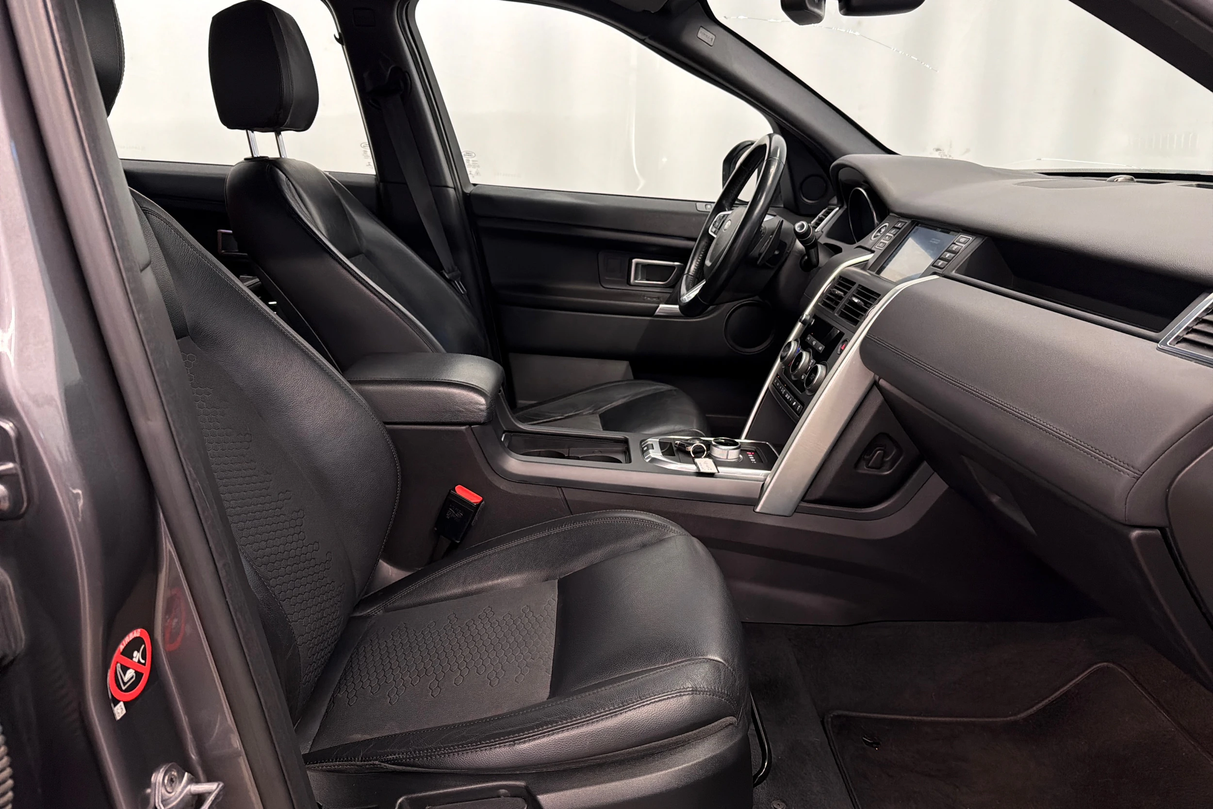harmaa Land Rover Discovery 2016 kuva 27.