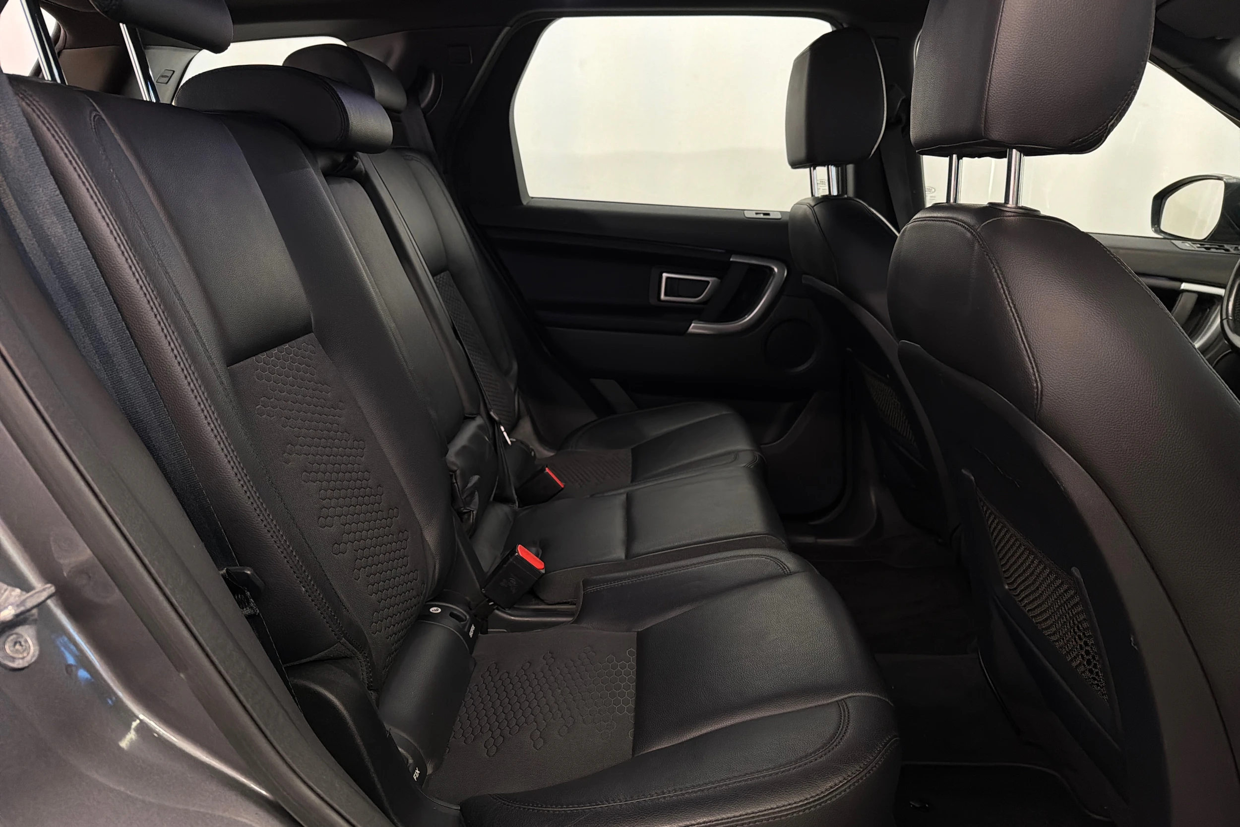 harmaa Land Rover Discovery 2016 kuva 28.