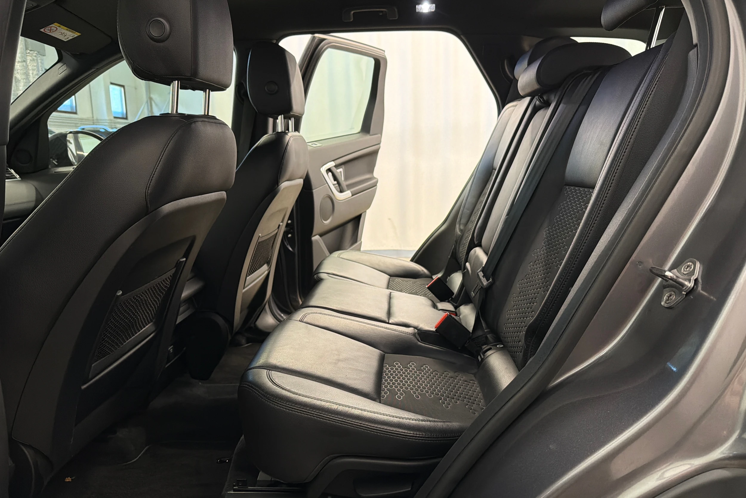 harmaa Land Rover Discovery 2016 kuva 29.