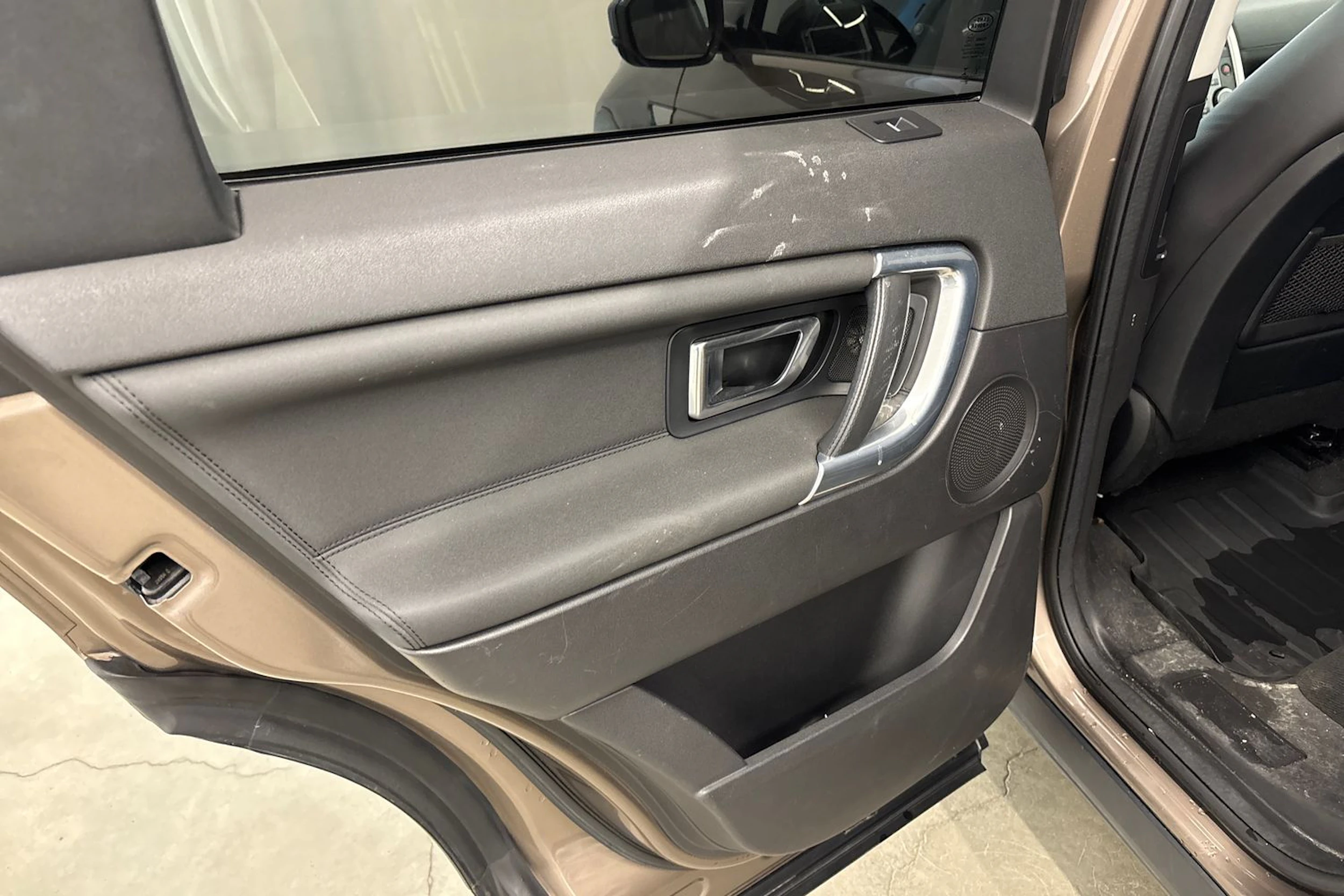 met. harmaa Land Rover Discovery Sport 2016 kuva 23.