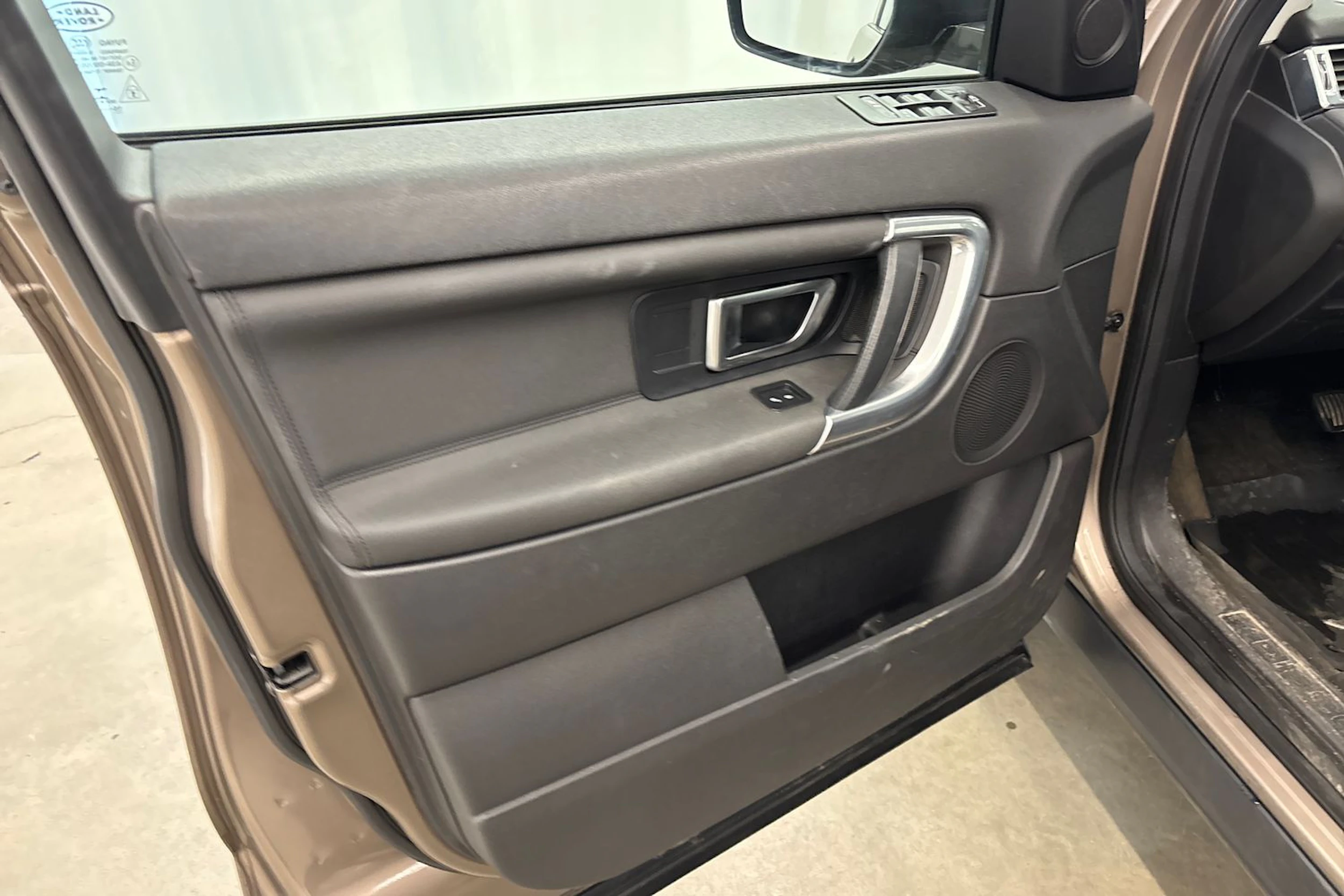 met. harmaa Land Rover Discovery Sport 2016 kuva 24.