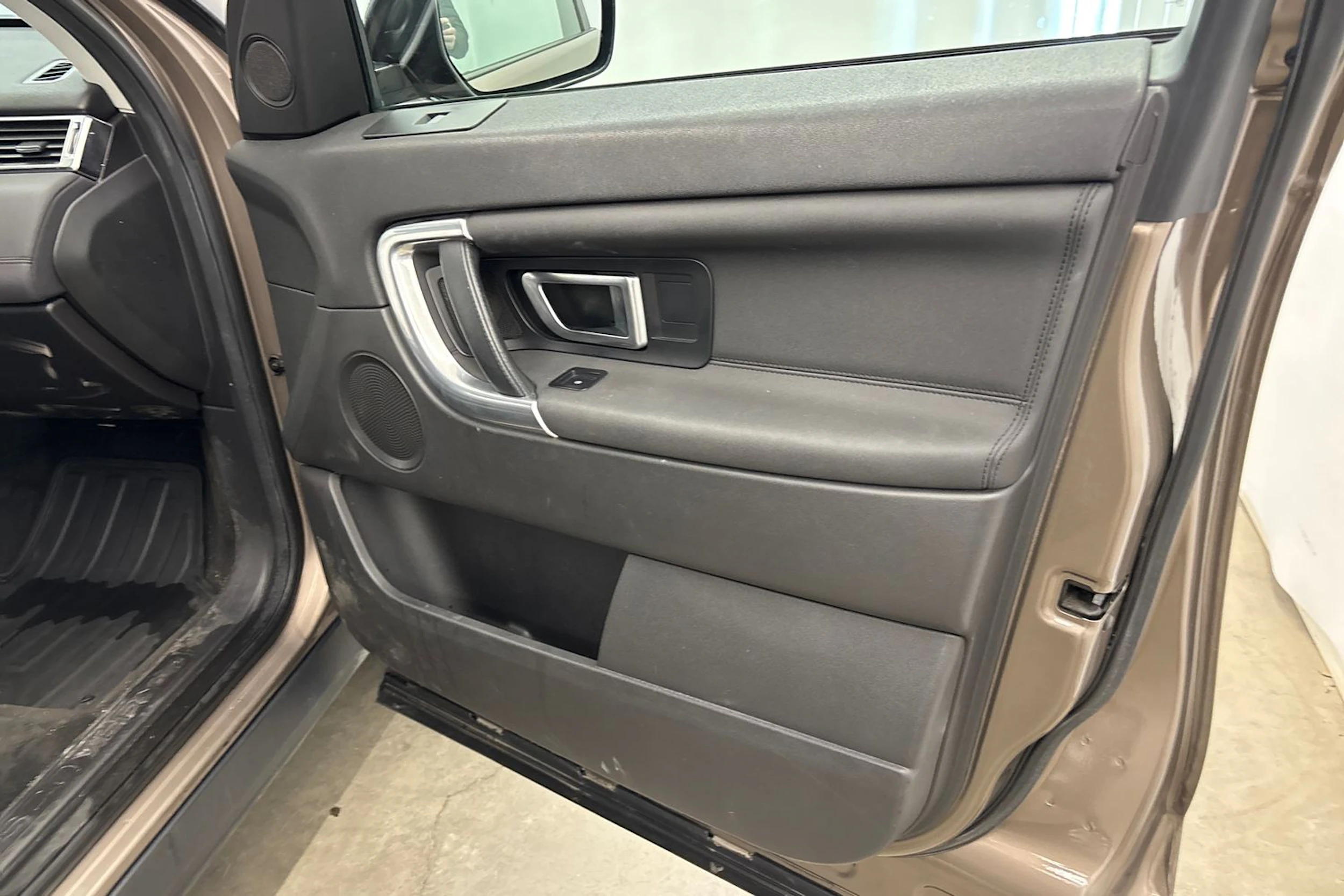 met. harmaa Land Rover Discovery Sport 2016 kuva 25.