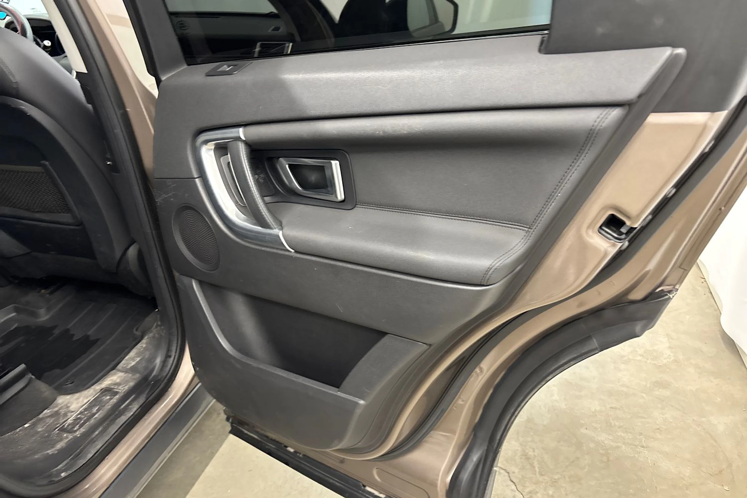 met. harmaa Land Rover Discovery Sport 2016 kuva 26.