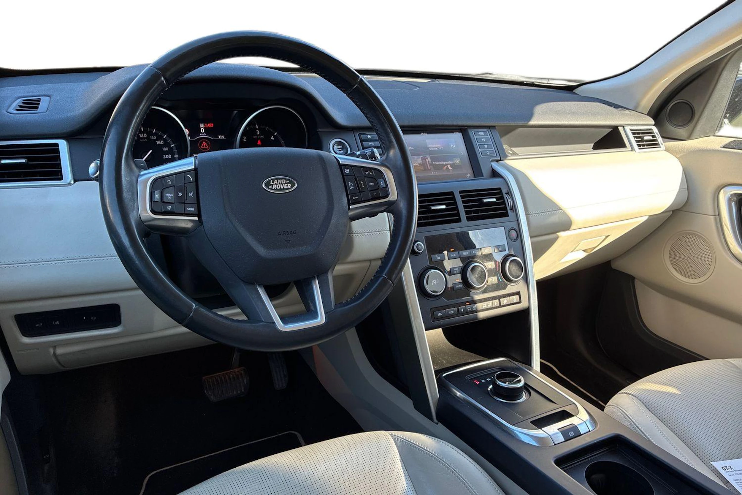 Ruskea (beige) Land Rover Discovery Sport 2017 kuva 3.