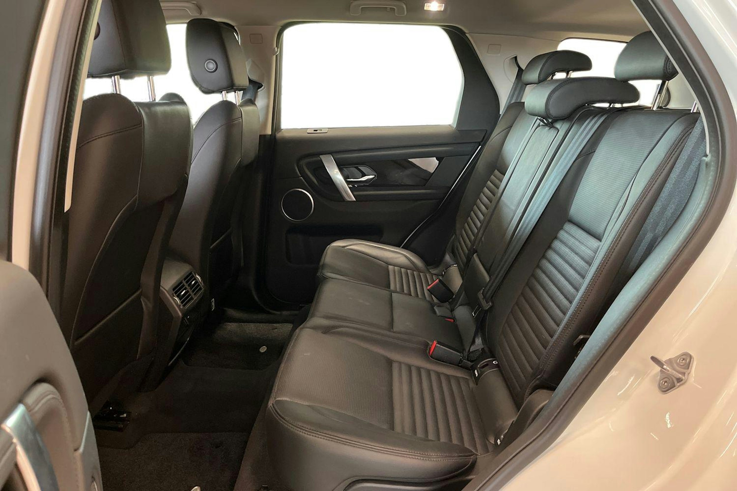 valkoinen Land Rover Discovery Sport 2021 kuva 8.