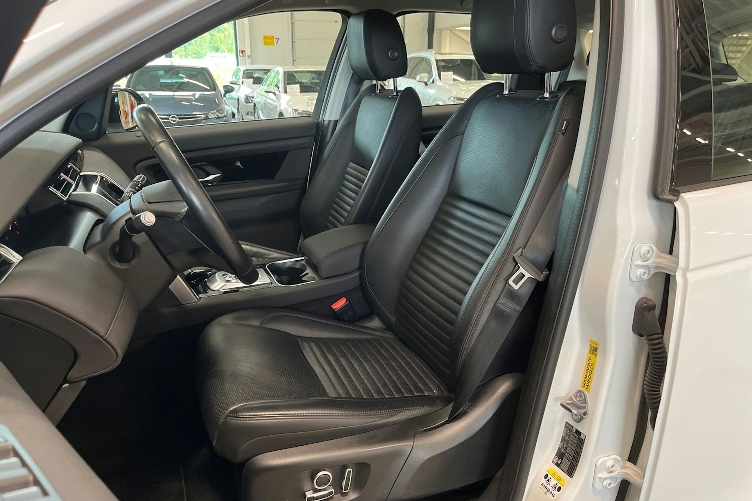 valkoinen Land Rover Discovery Sport 2021 kuva 11.