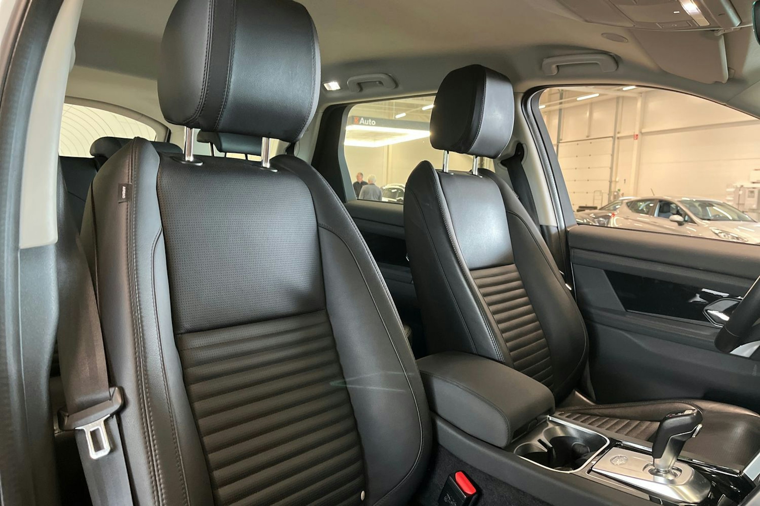valkoinen Land Rover Discovery Sport 2021 kuva 13.