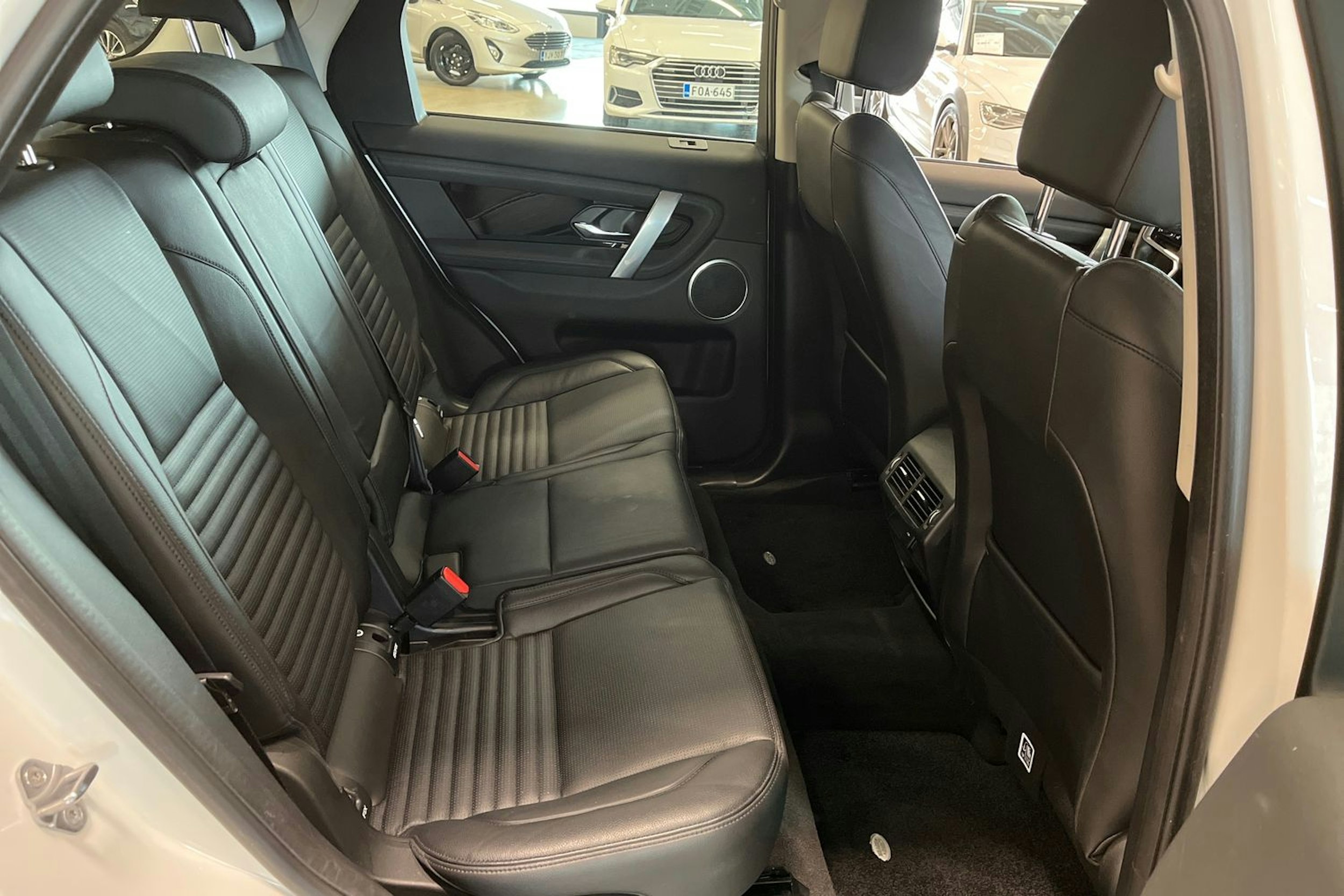 valkoinen Land Rover Discovery Sport 2021 kuva 14.