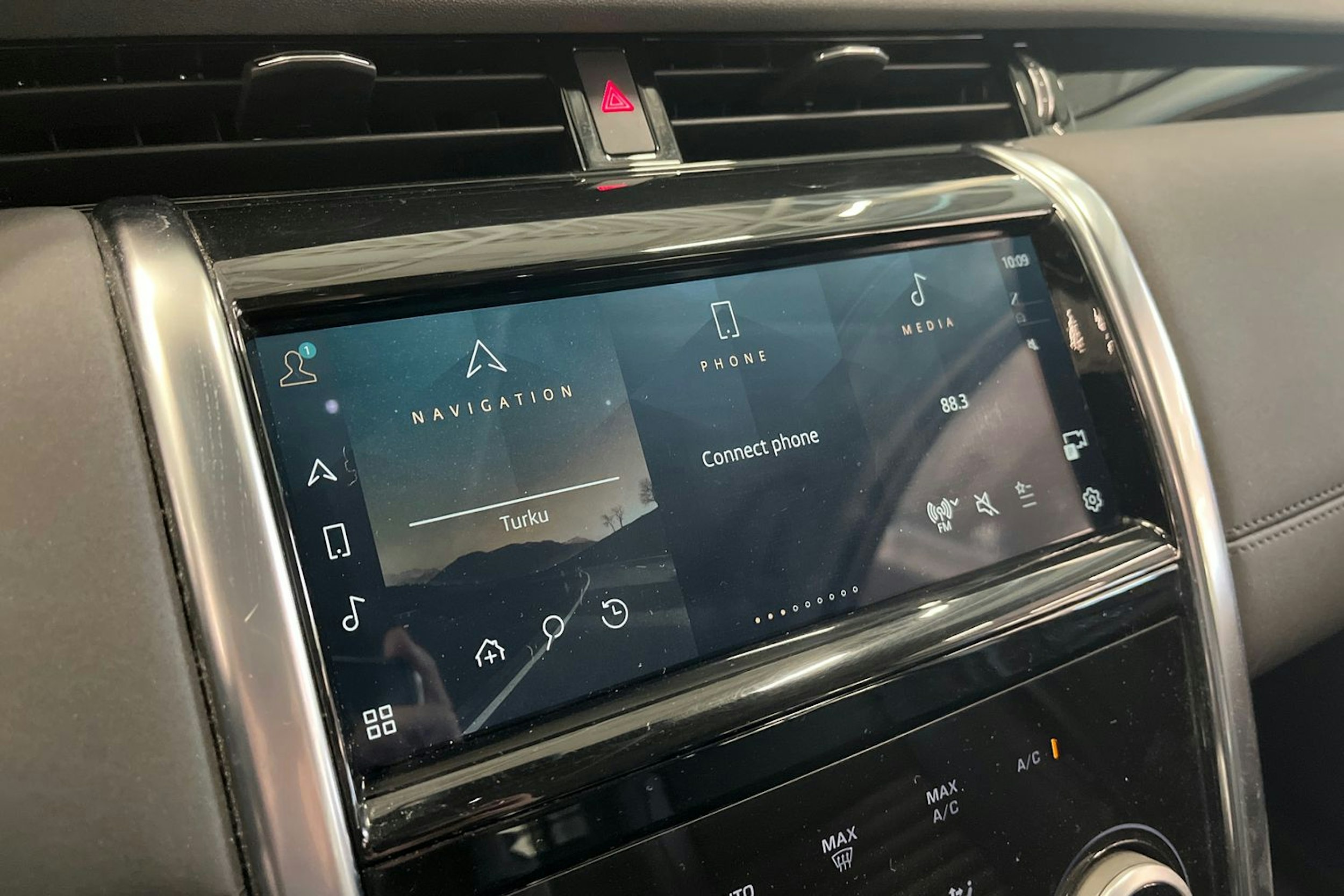 valkoinen Land Rover Discovery Sport 2021 kuva 17.