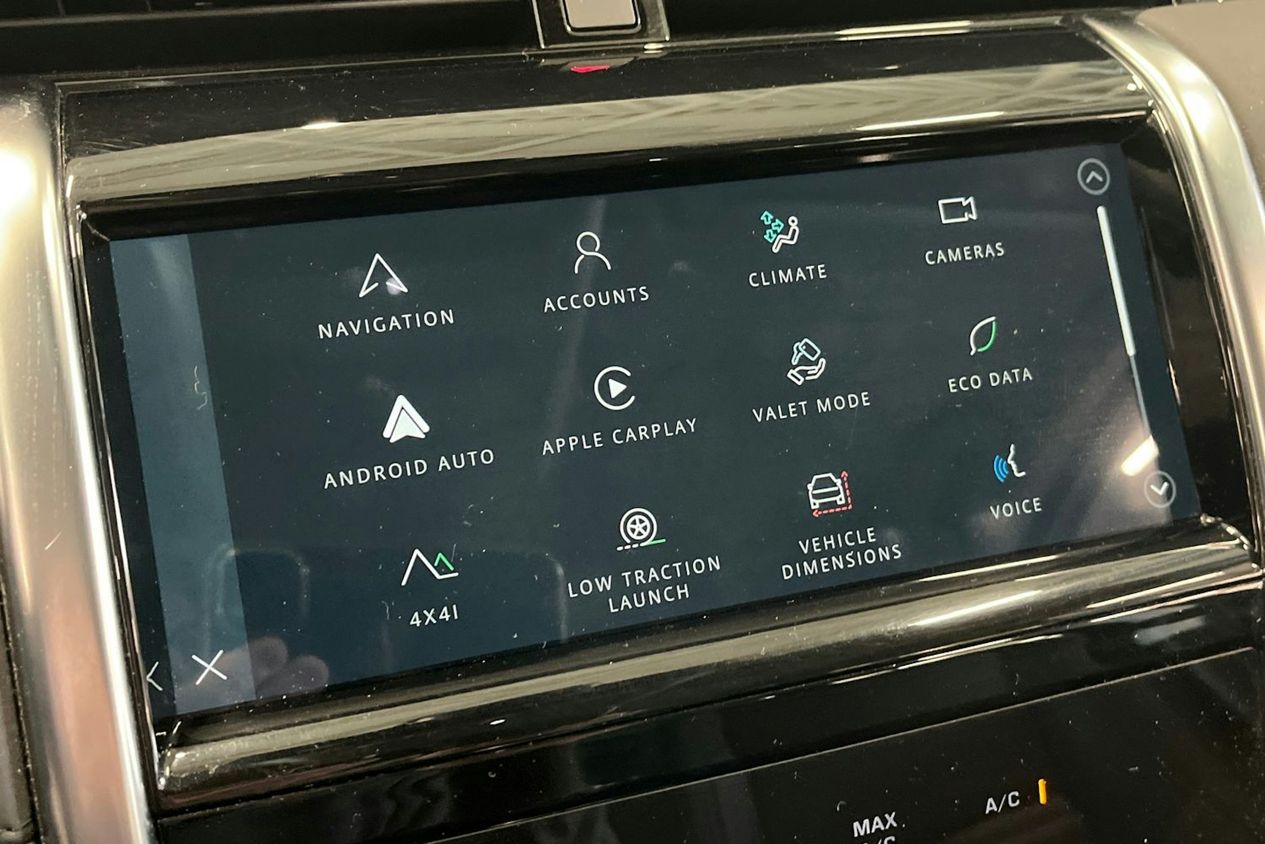 valkoinen Land Rover Discovery Sport 2021 kuva 24.
