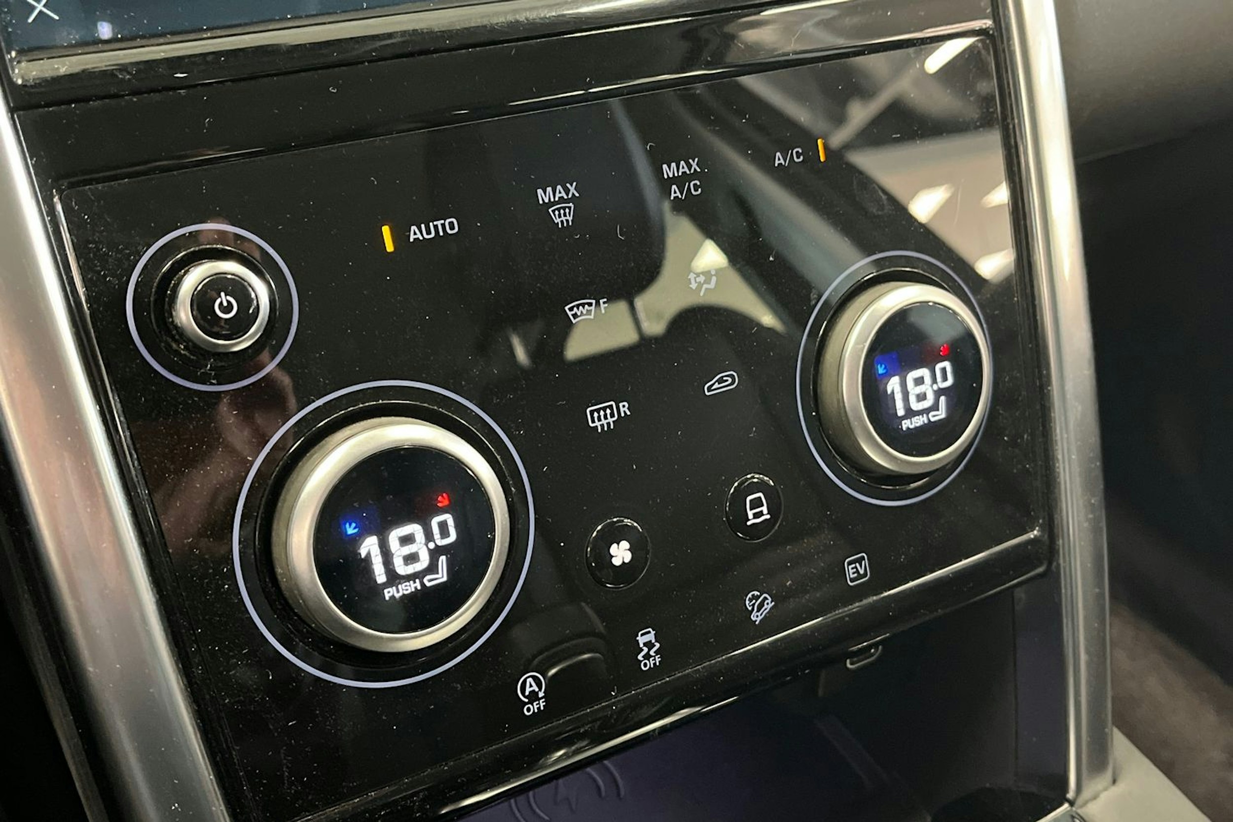 valkoinen Land Rover Discovery Sport 2021 kuva 25.