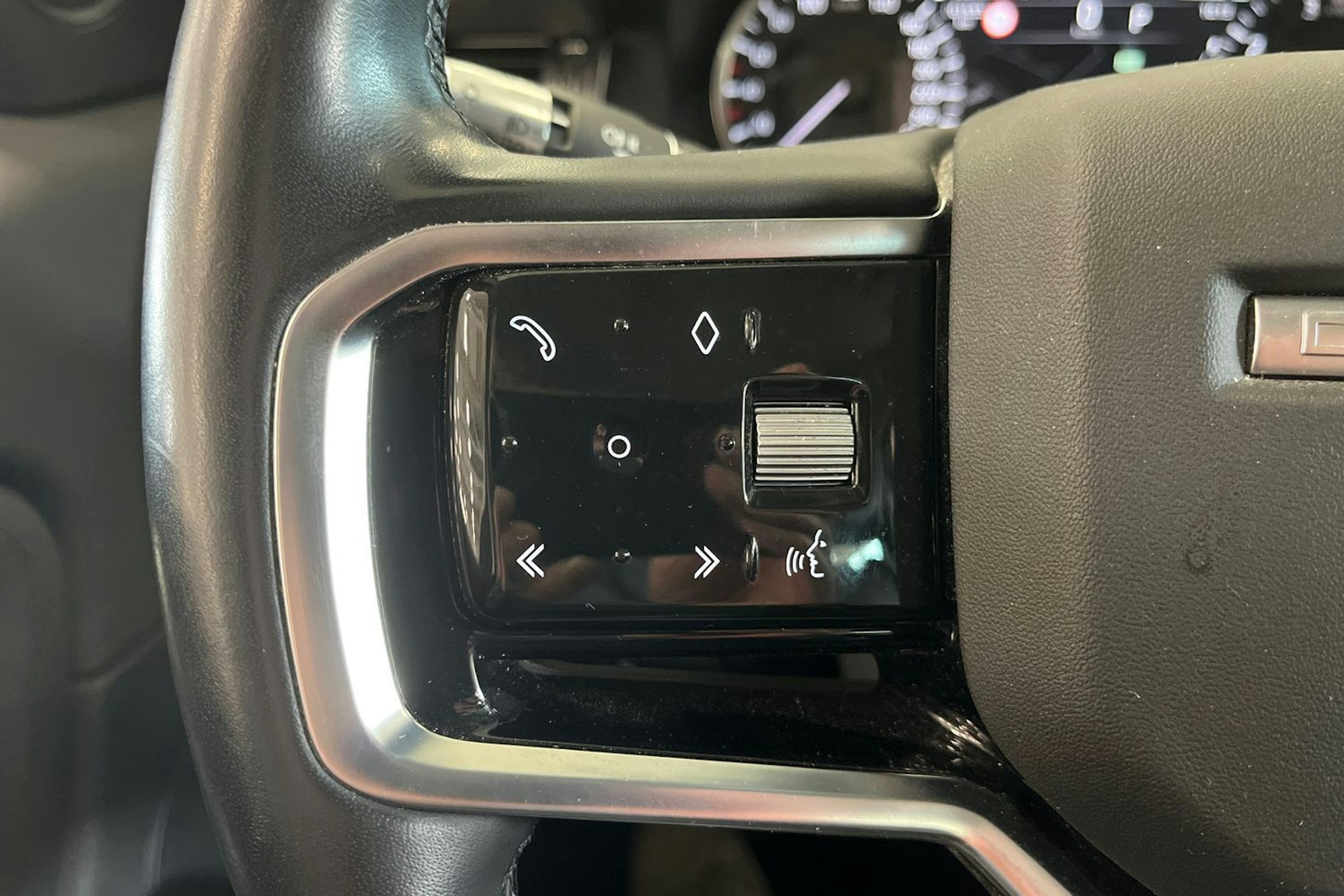 valkoinen Land Rover Discovery Sport 2021 kuva 29.