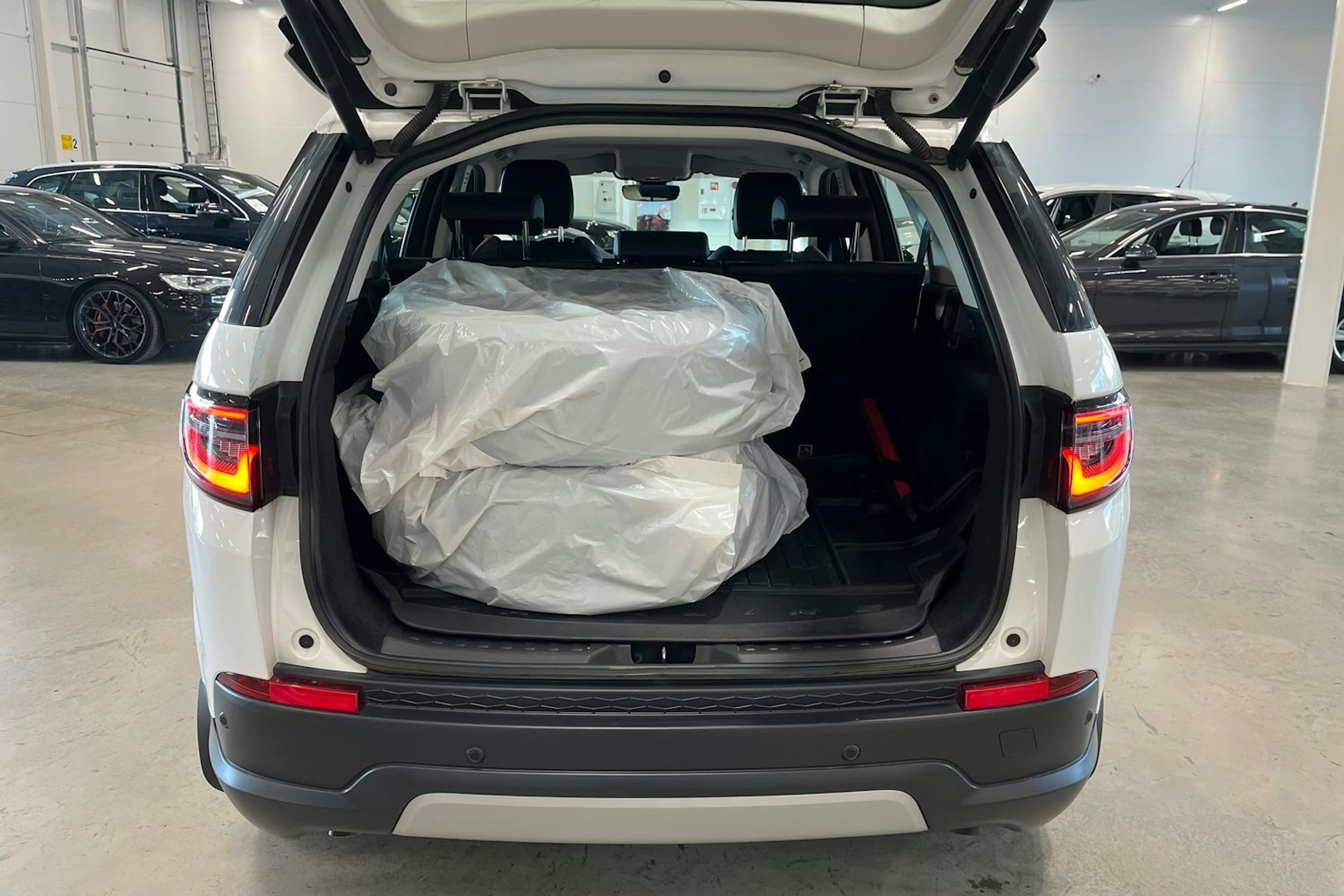 valkoinen Land Rover Discovery Sport 2021 kuva 30.