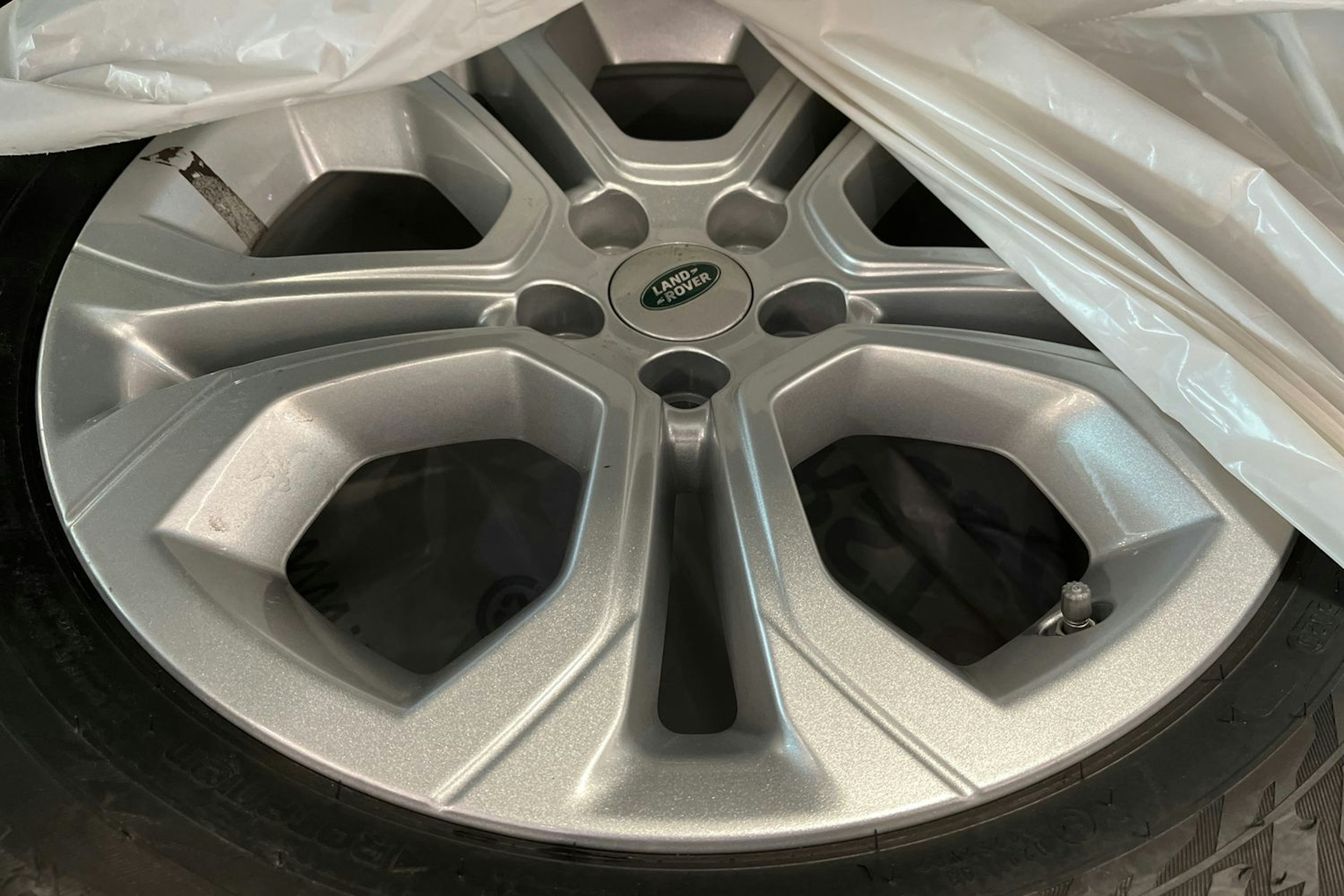 valkoinen Land Rover Discovery Sport 2021 kuva 32.