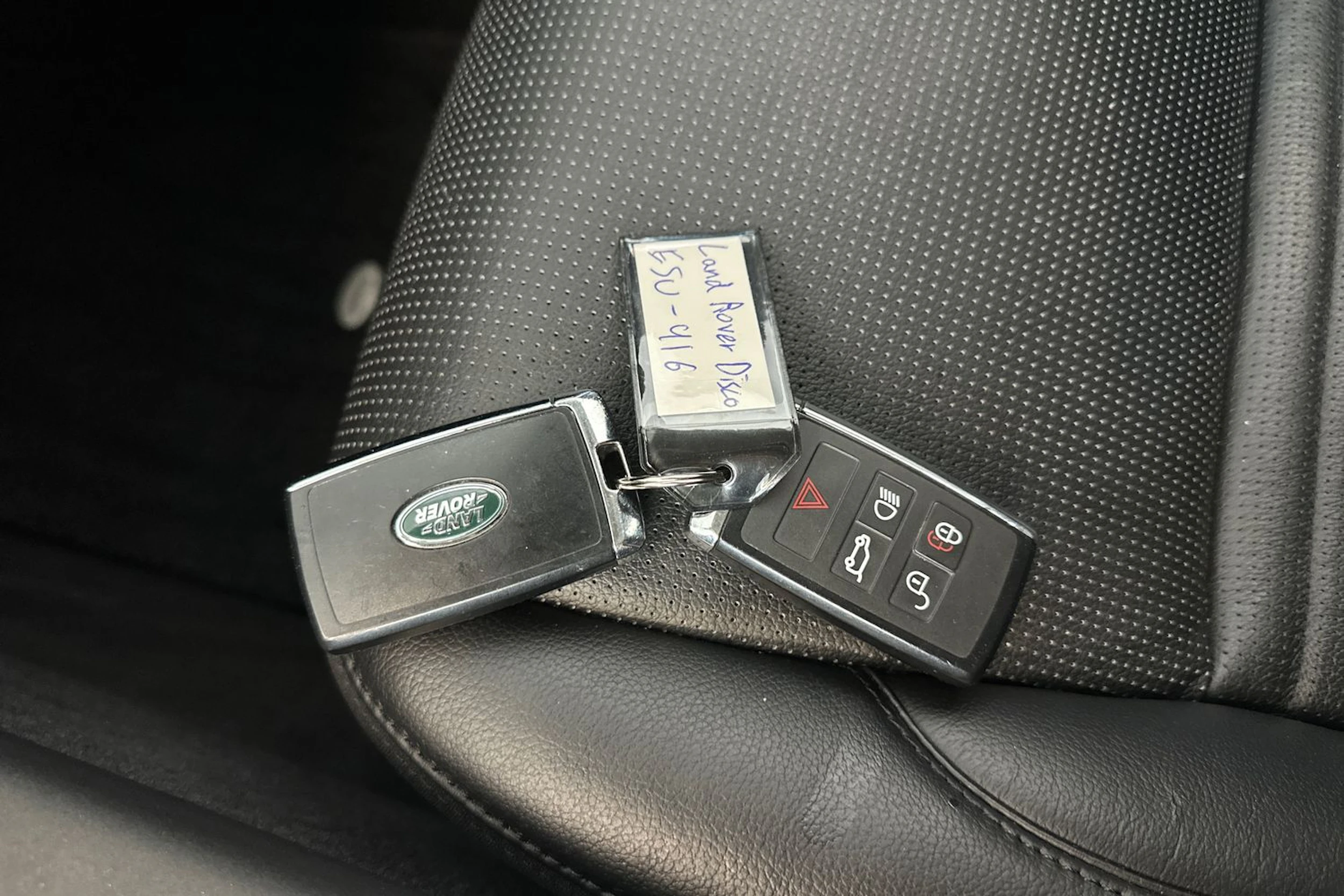valkoinen Land Rover Discovery Sport 2021 kuva 34.