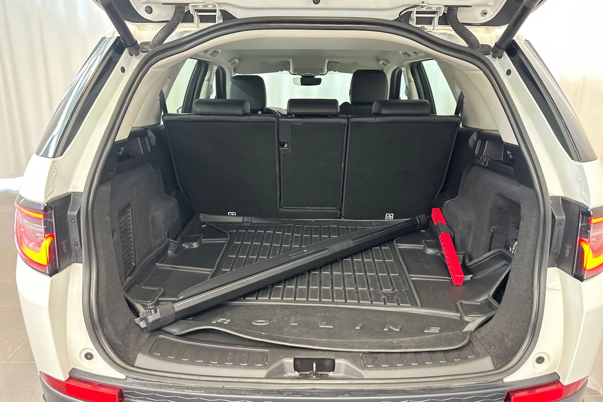 valkoinen Land Rover Discovery Sport 2021 kuva 35.