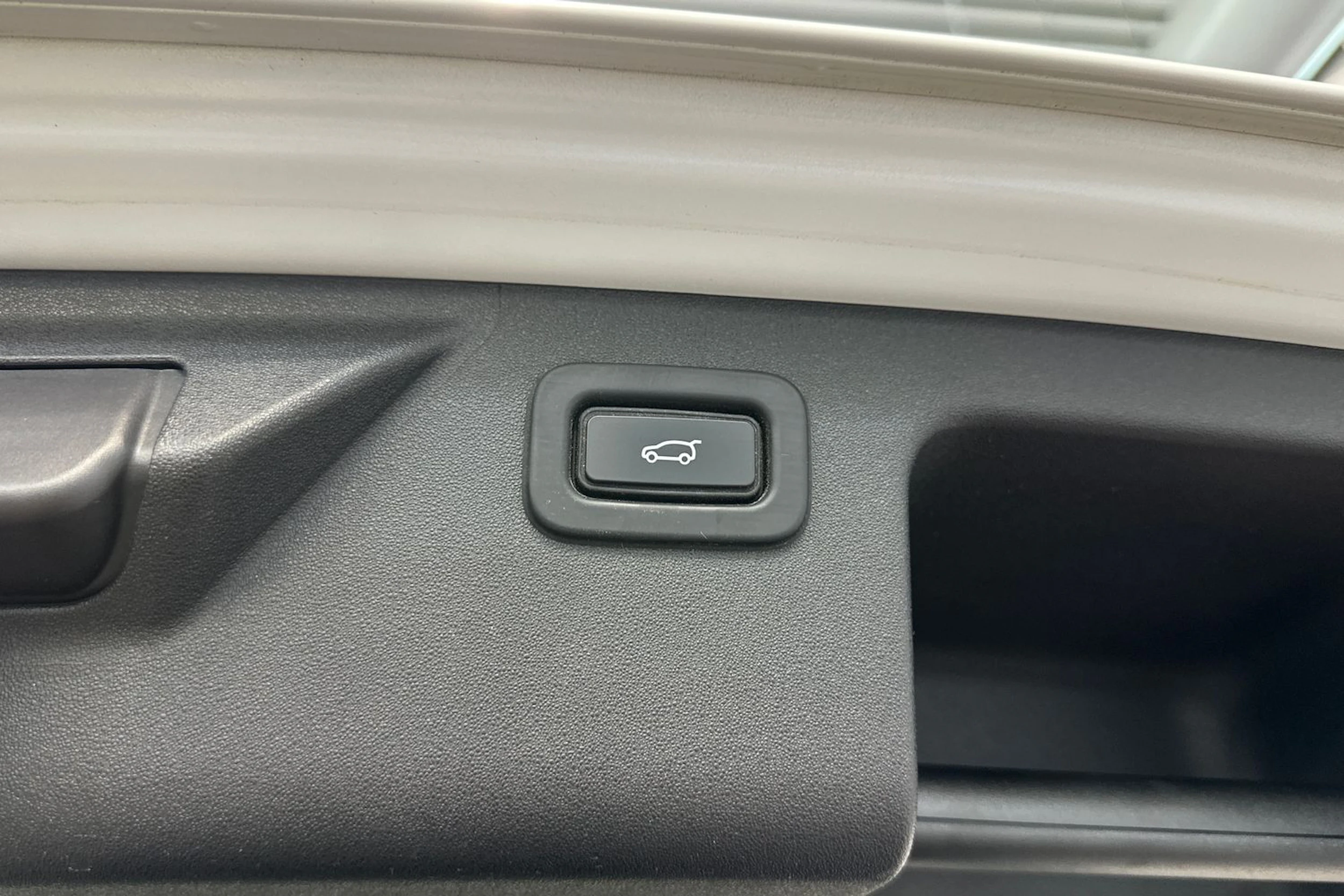 valkoinen Land Rover Discovery Sport 2021 kuva 36.