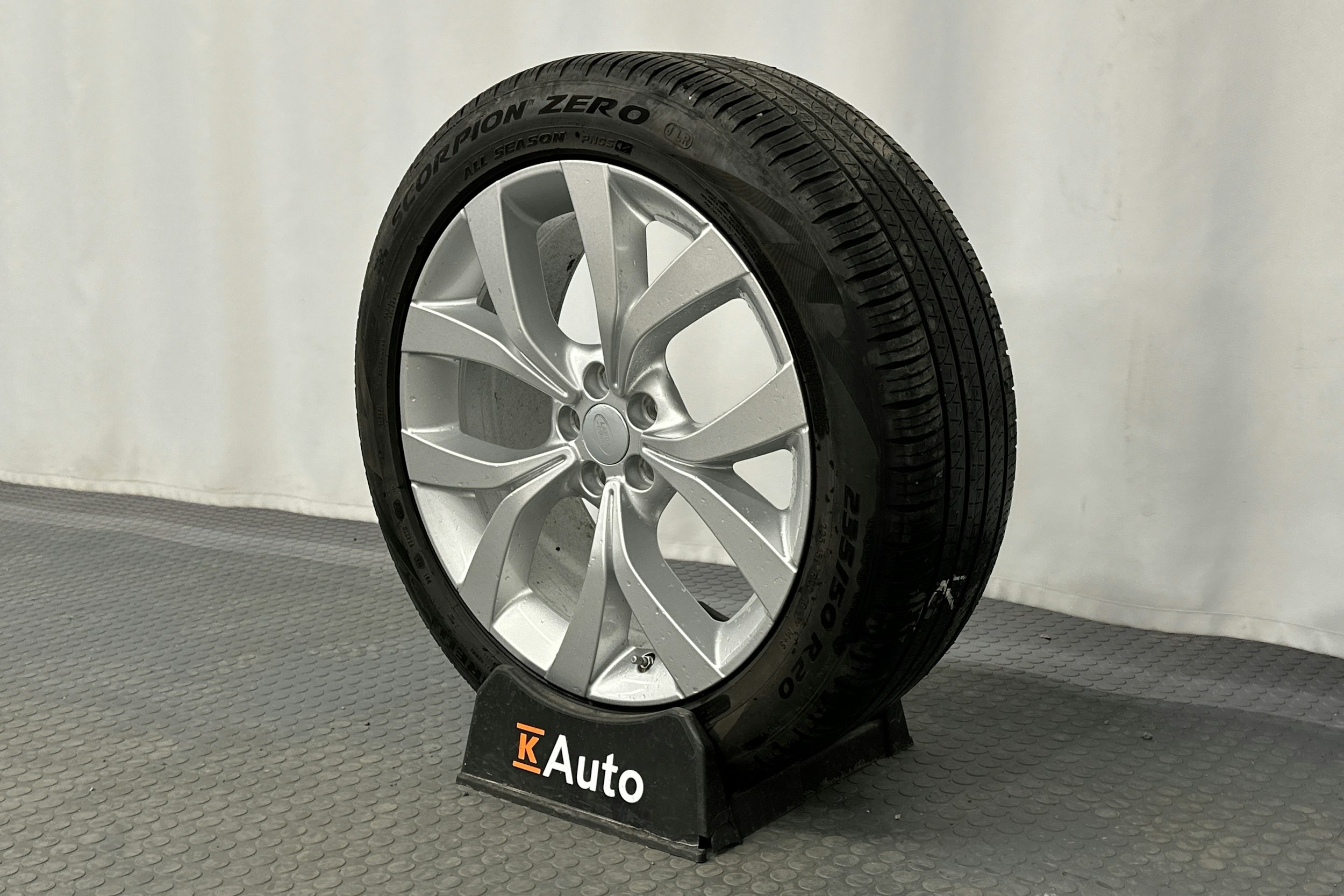 valkoinen Land Rover Discovery Sport 2021 kuva 13.