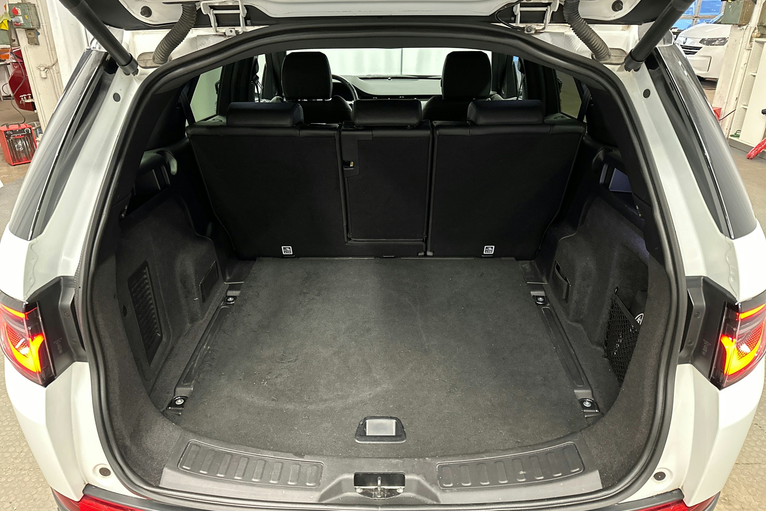 valkoinen Land Rover Discovery Sport 2021 kuva 14.