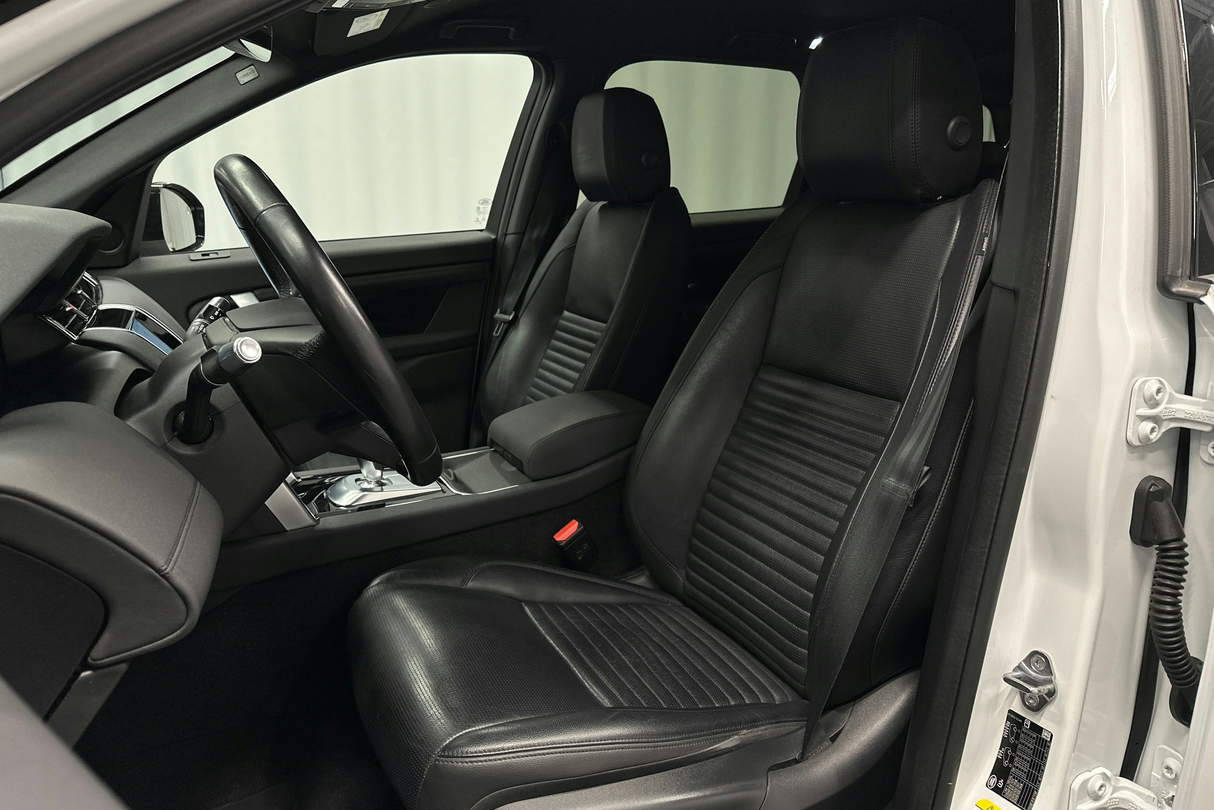 valkoinen Land Rover Discovery Sport 2021 kuva 16.