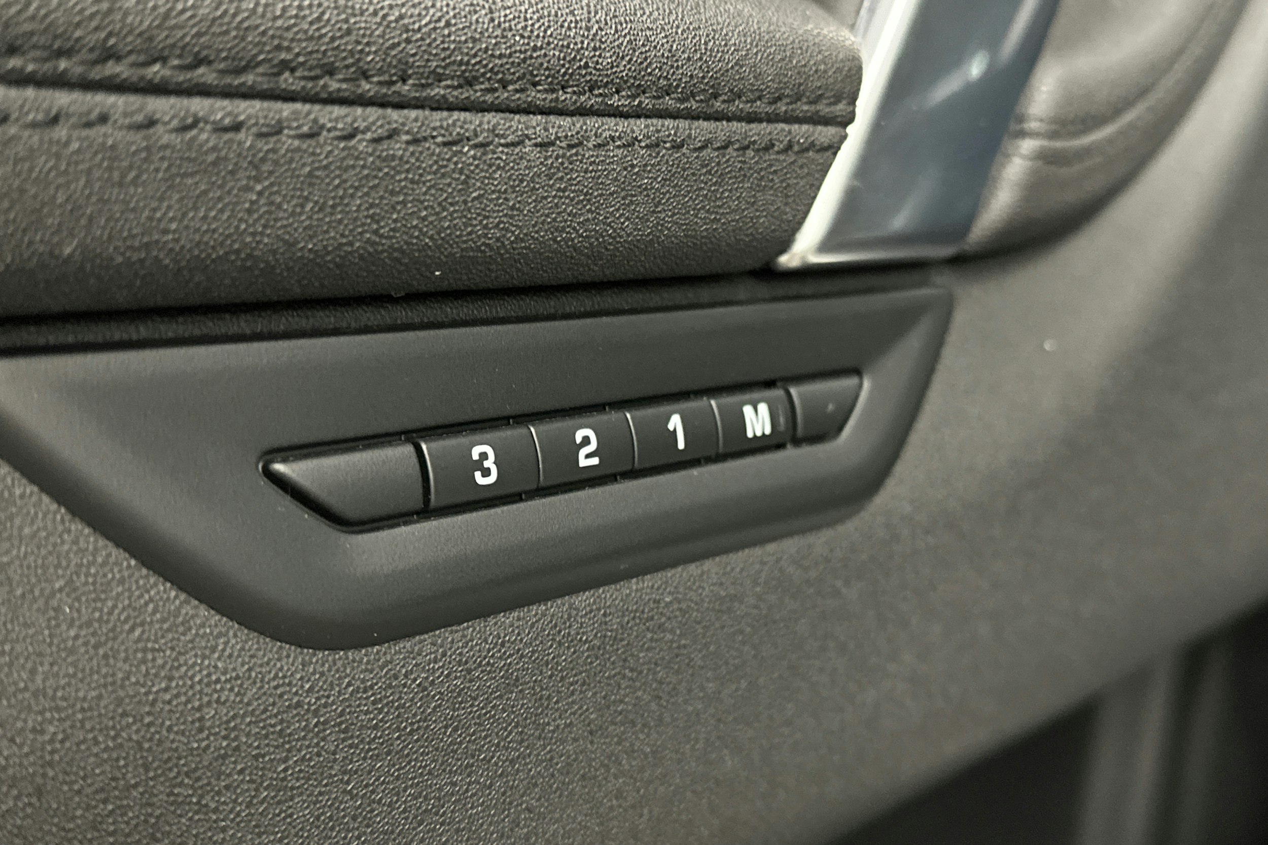 valkoinen Land Rover Discovery Sport 2021 kuva 18.