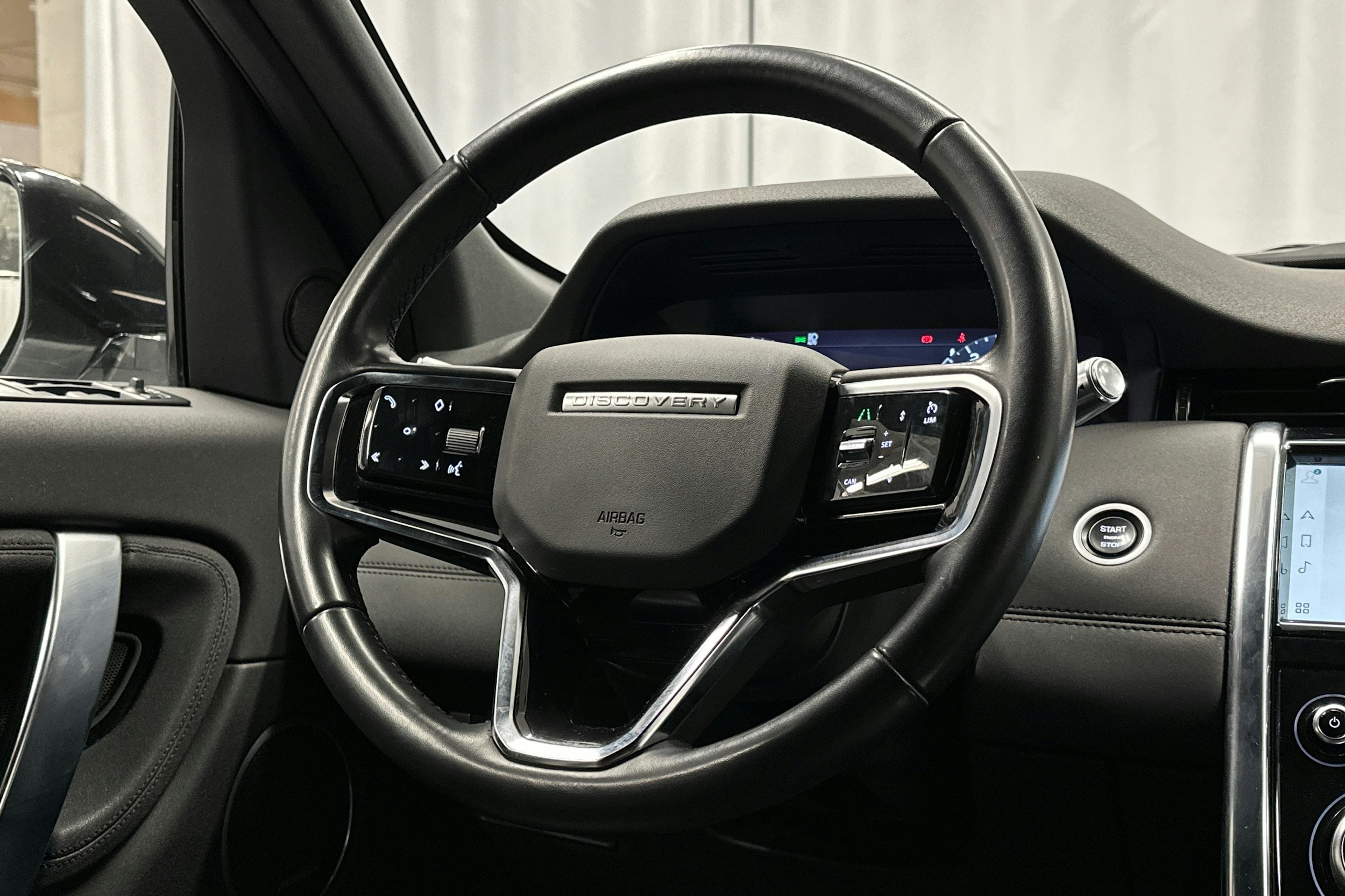 valkoinen Land Rover Discovery Sport 2021 kuva 20.