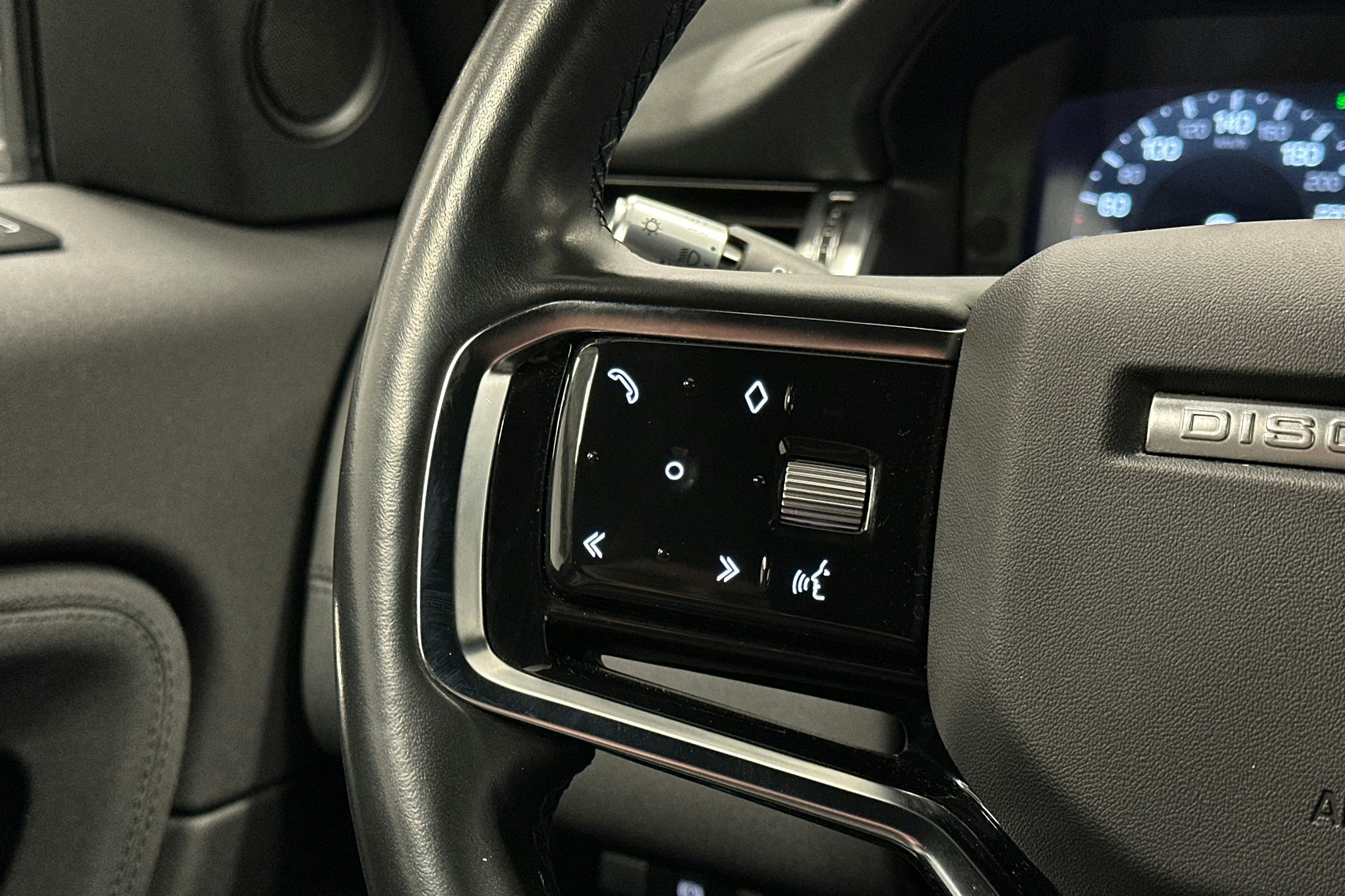 valkoinen Land Rover Discovery Sport 2021 kuva 21.