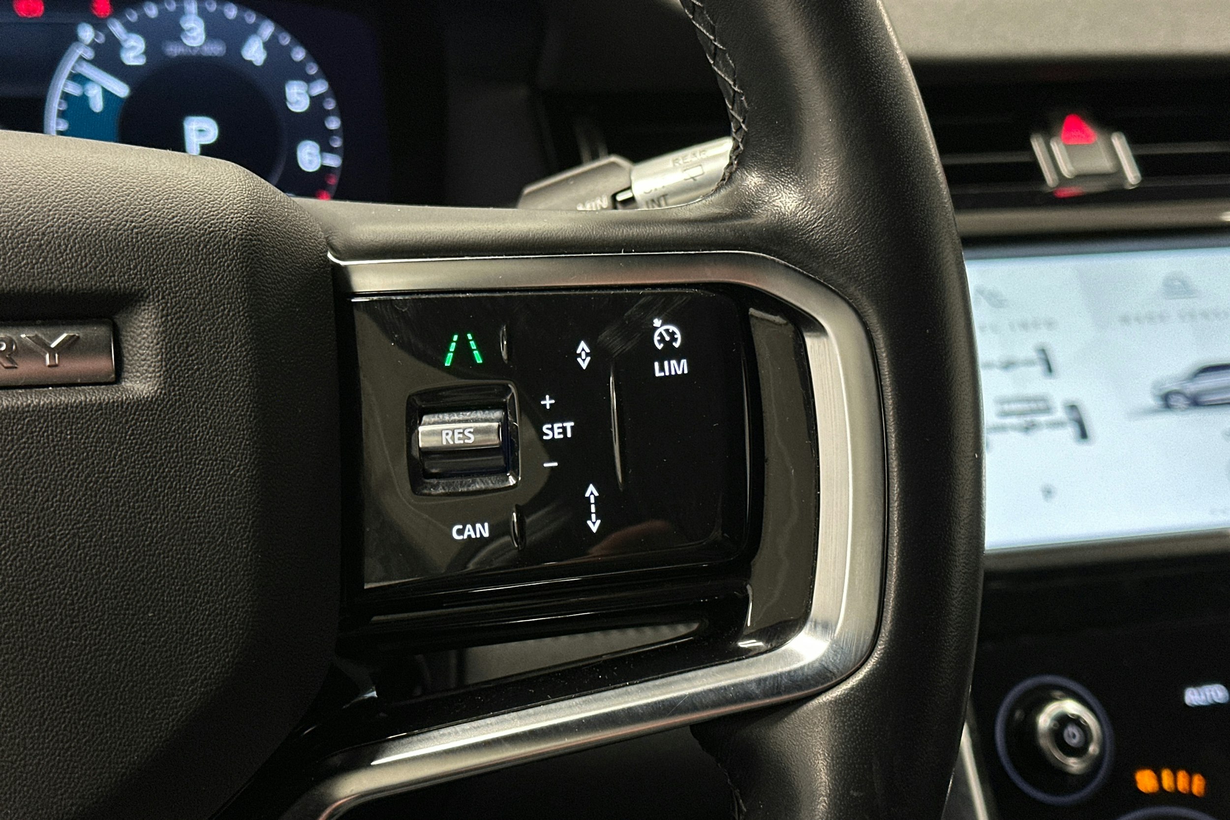 valkoinen Land Rover Discovery Sport 2021 kuva 22.