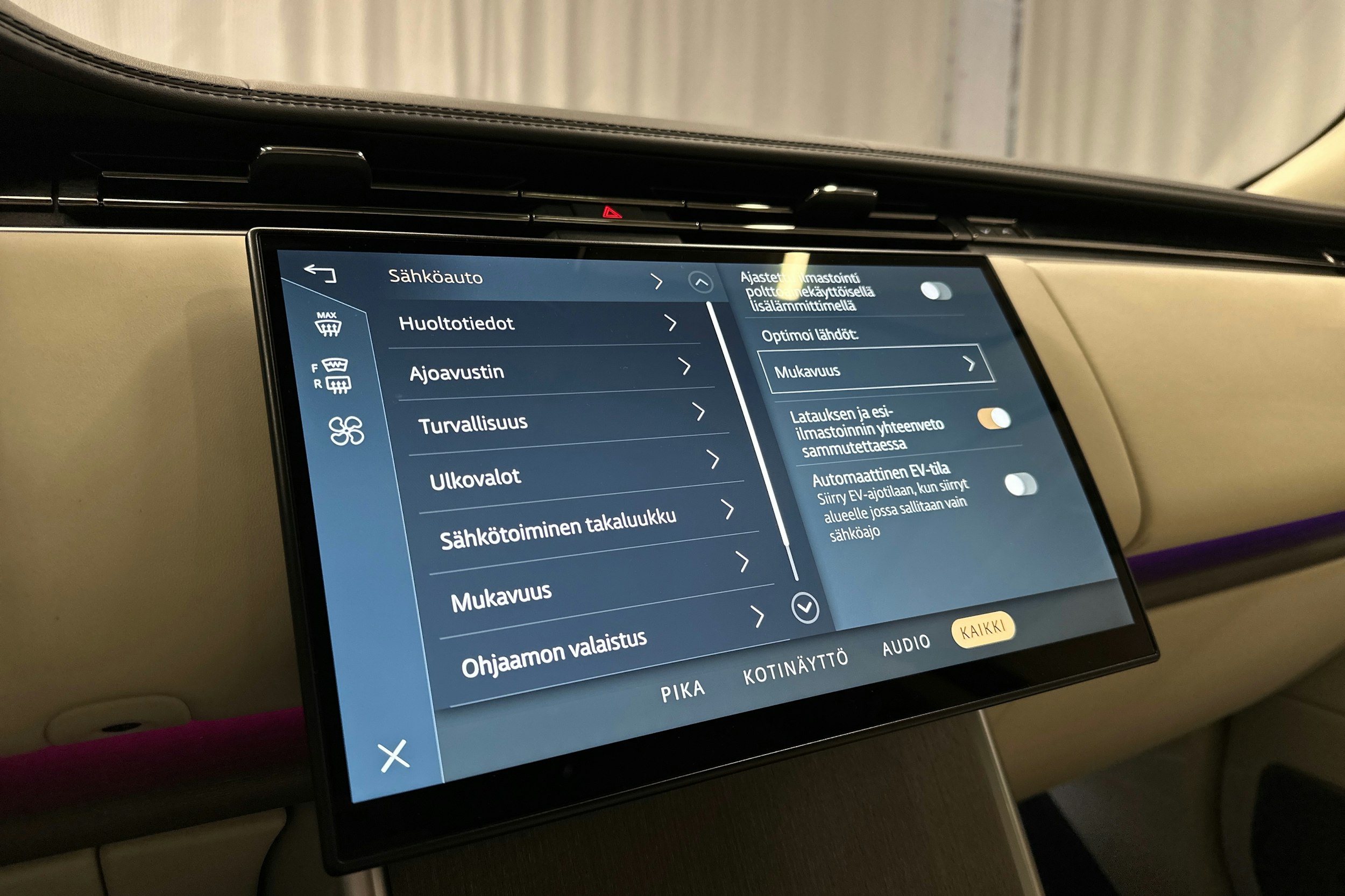 harmaa Land Rover Range Rover 2024 kuva 27.