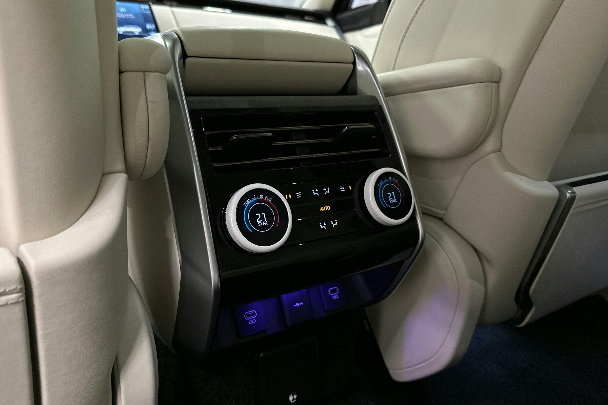 harmaa Land Rover Range Rover 2024 kuva 38.