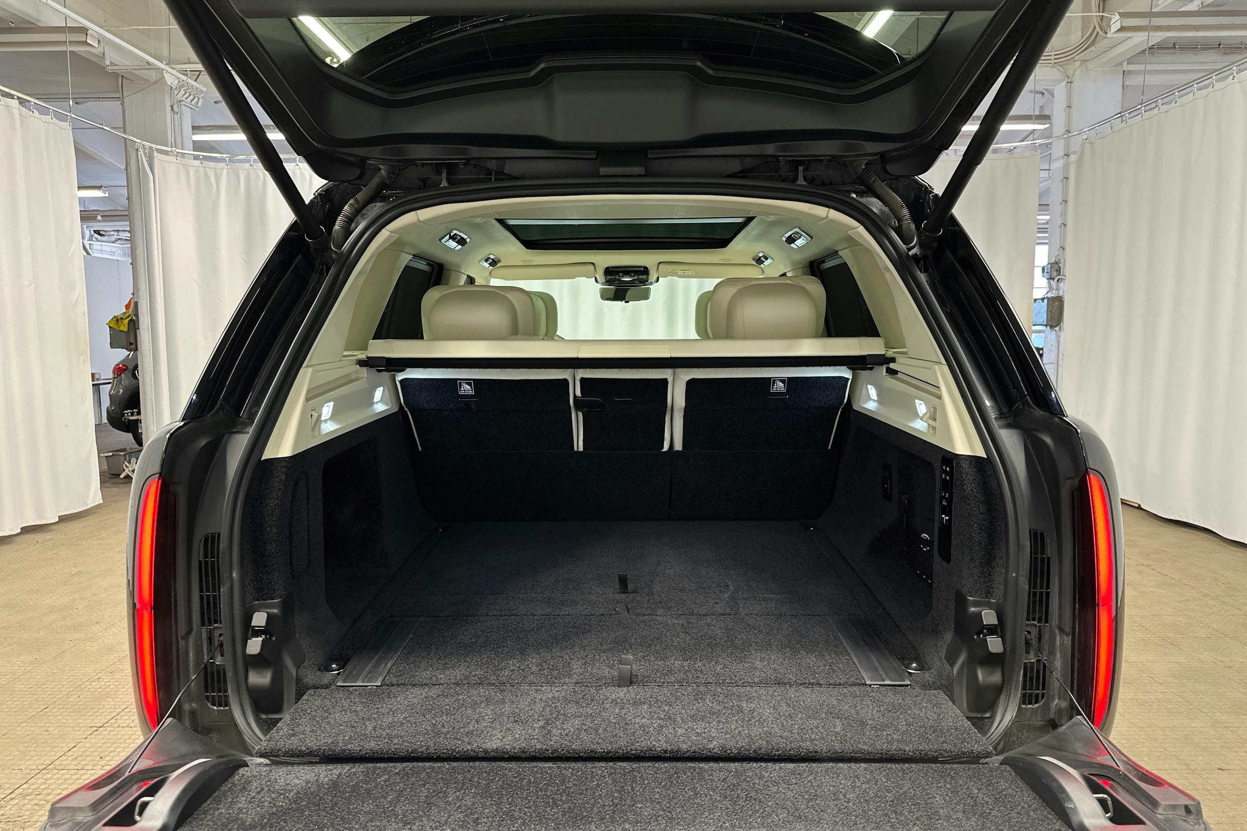 harmaa Land Rover Range Rover 2024 kuva 41.