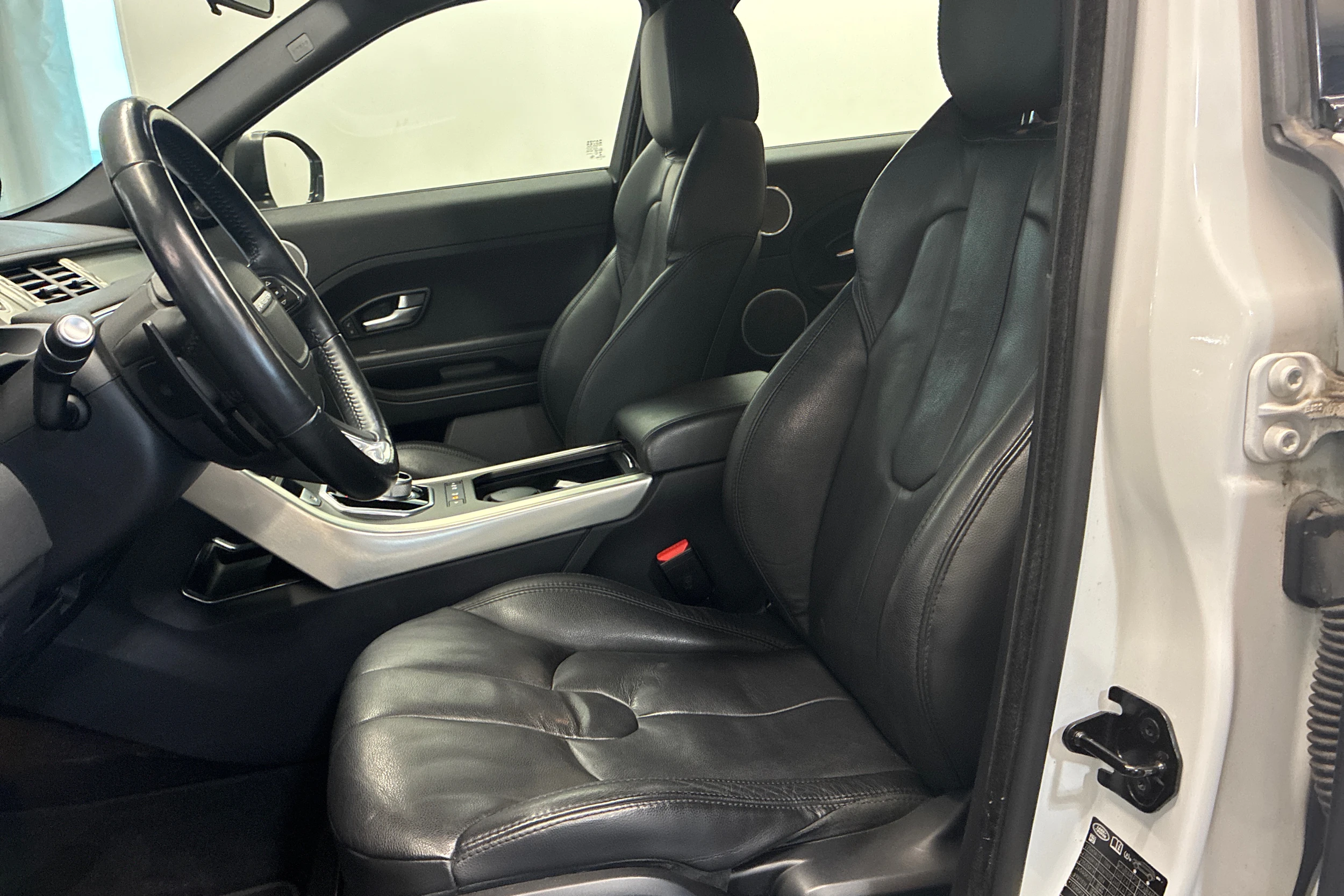 Valkoinen Land Rover Range Rover Evoque 2015 kuva 27.