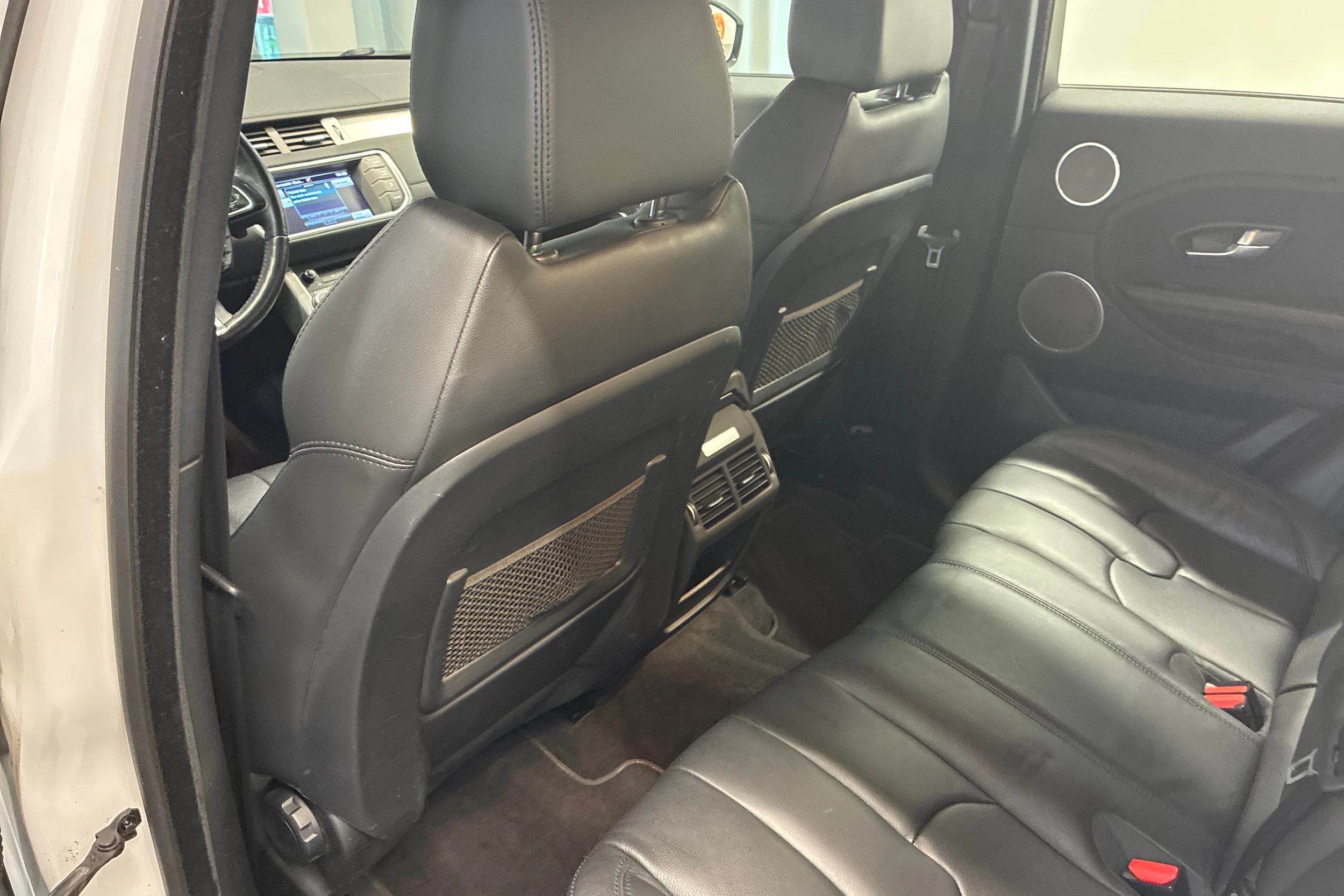 Valkoinen Land Rover Range Rover Evoque 2015 kuva 29.