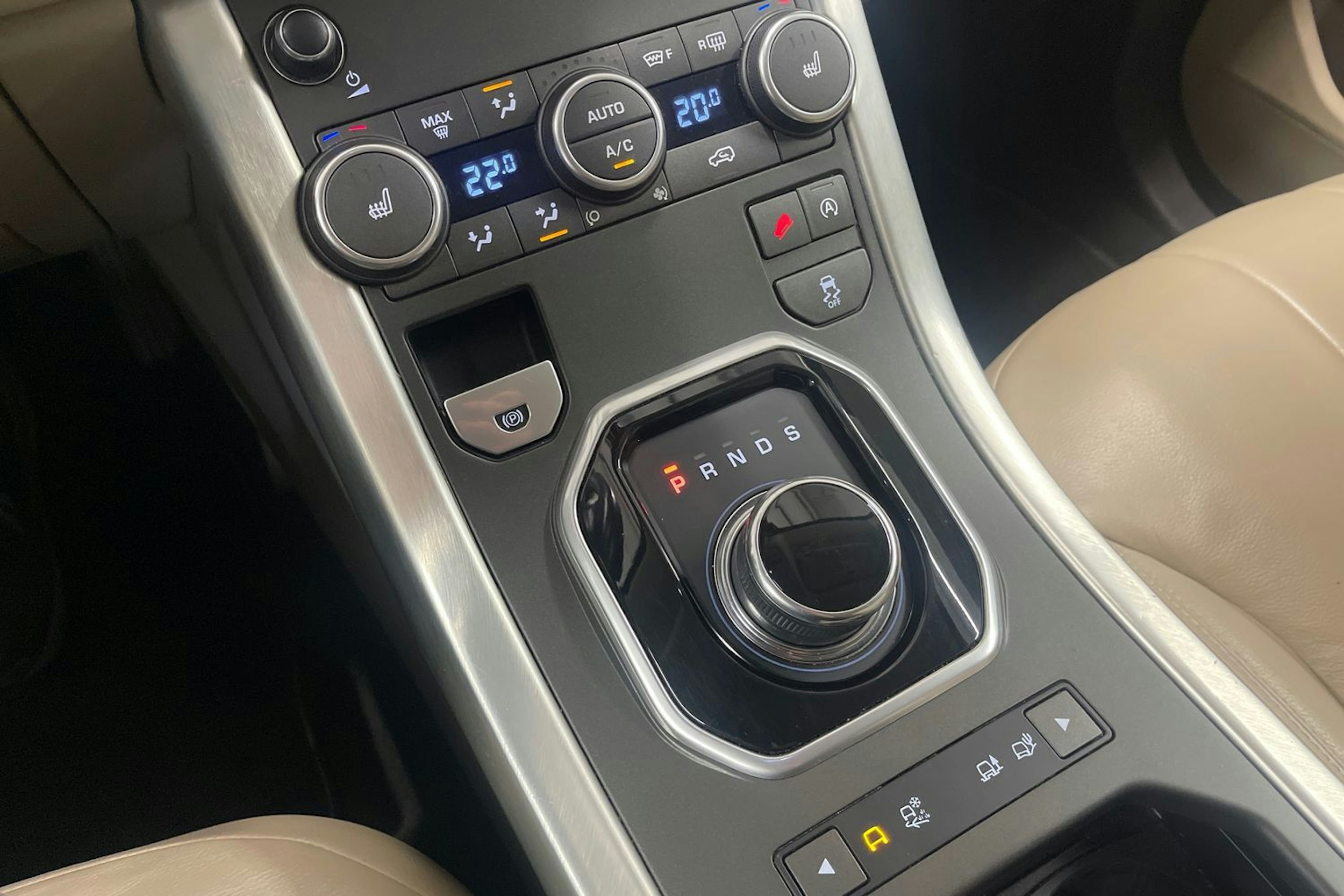 valkoinen Land Rover Range Rover Evoque 2017 kuva 20.