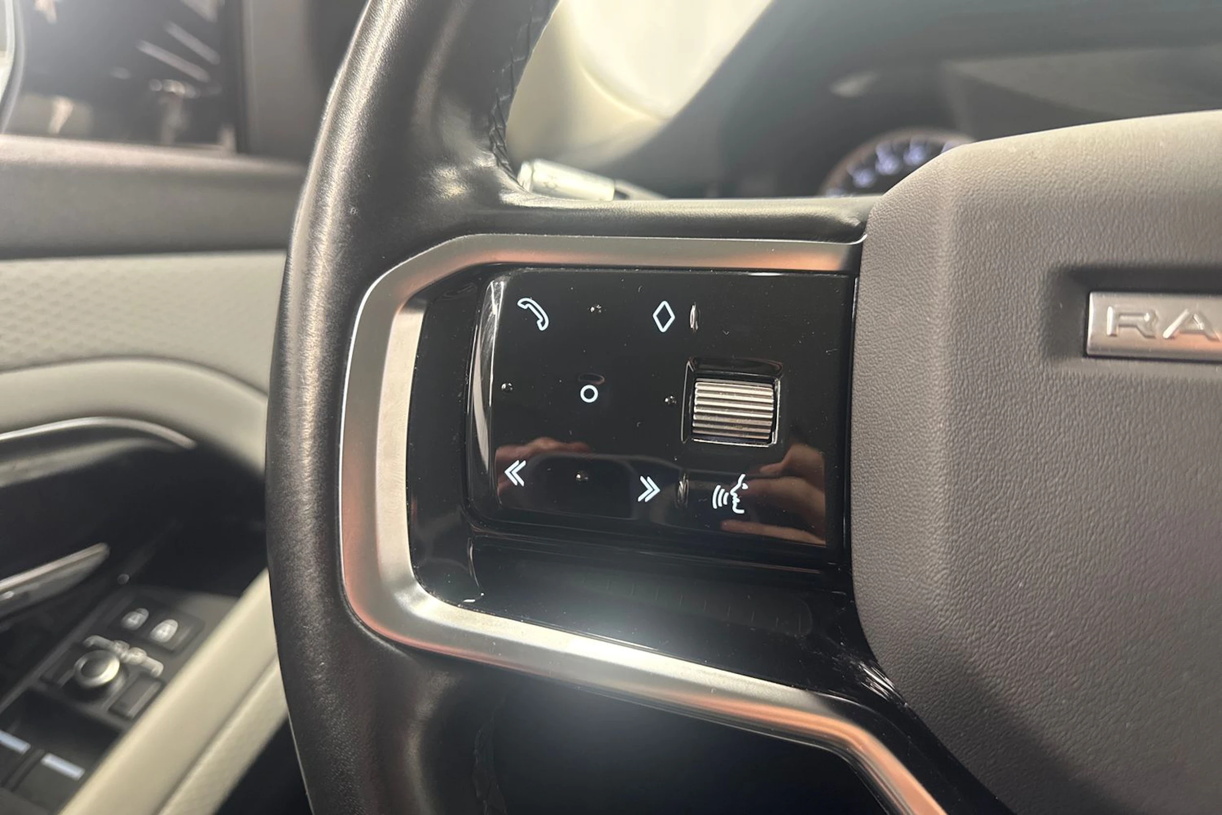 harmaa Land Rover Range Rover Evoque 2021 kuva 17.