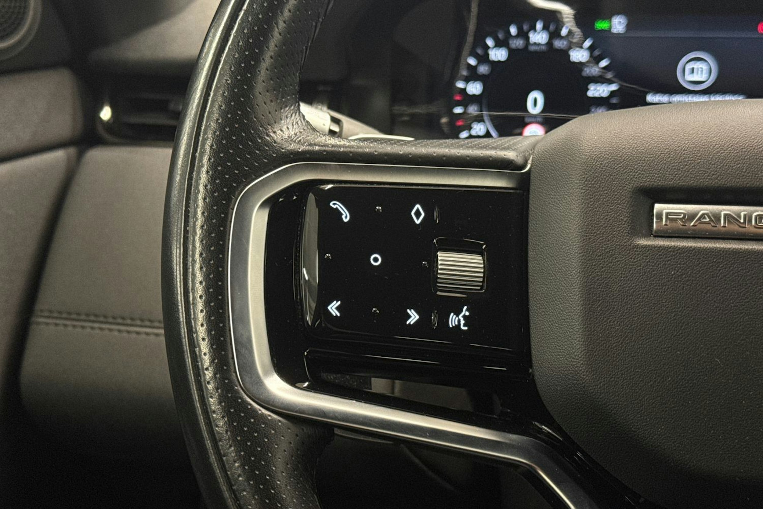 Ruskea (beige) Land Rover Range Rover Evoque 2022 kuva 16.