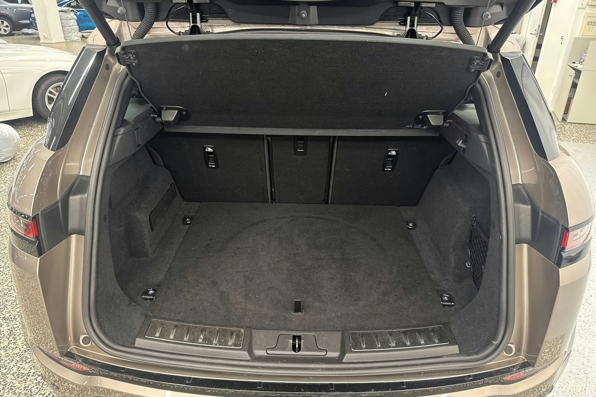 Ruskea (beige) Land Rover Range Rover Evoque 2022 kuva 34.