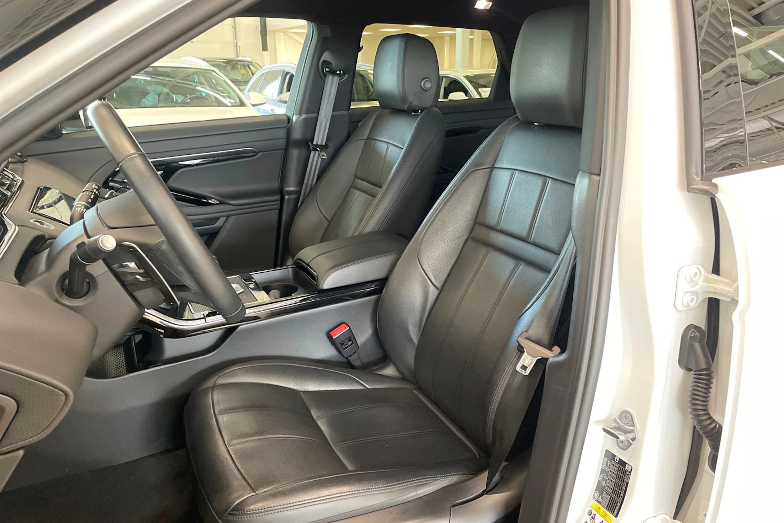 valkoinen Land Rover Range Rover Evoque 2023 kuva 11.