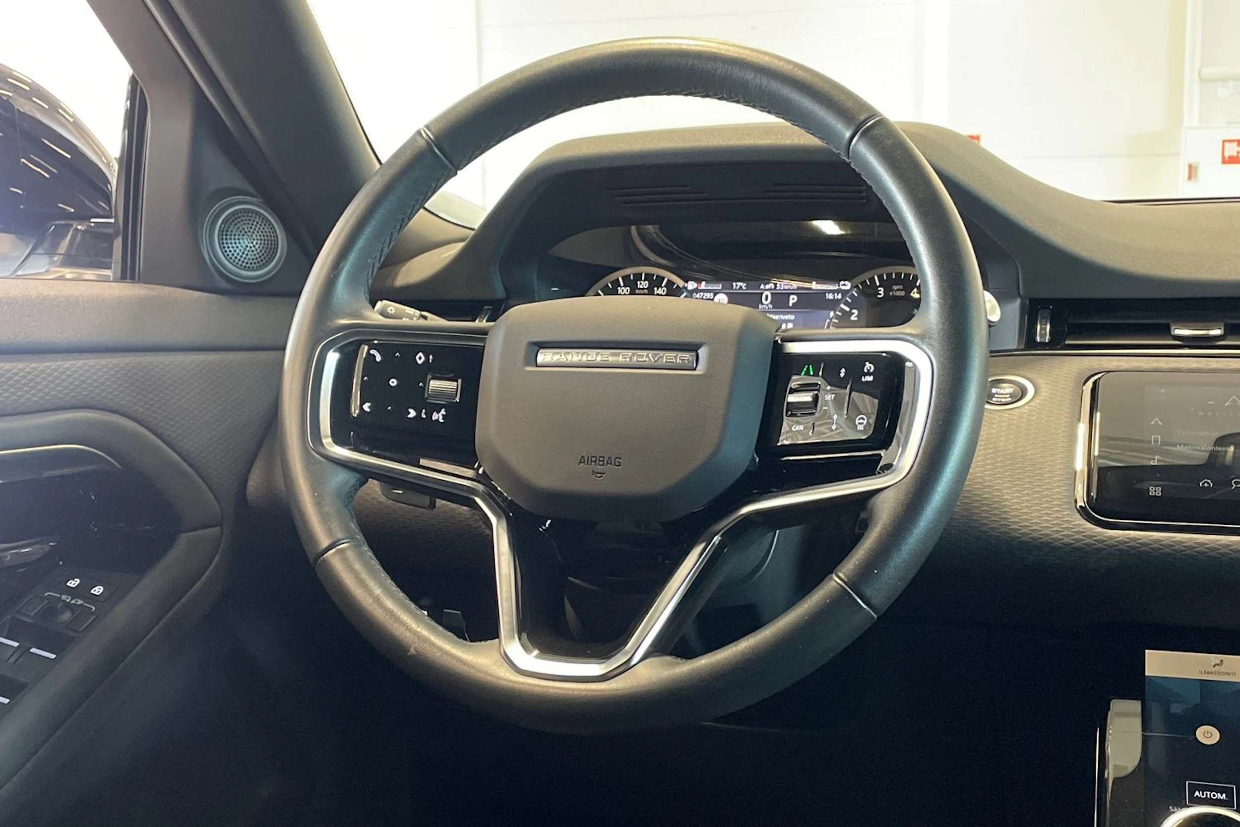 valkoinen Land Rover Range Rover Evoque 2023 kuva 13.