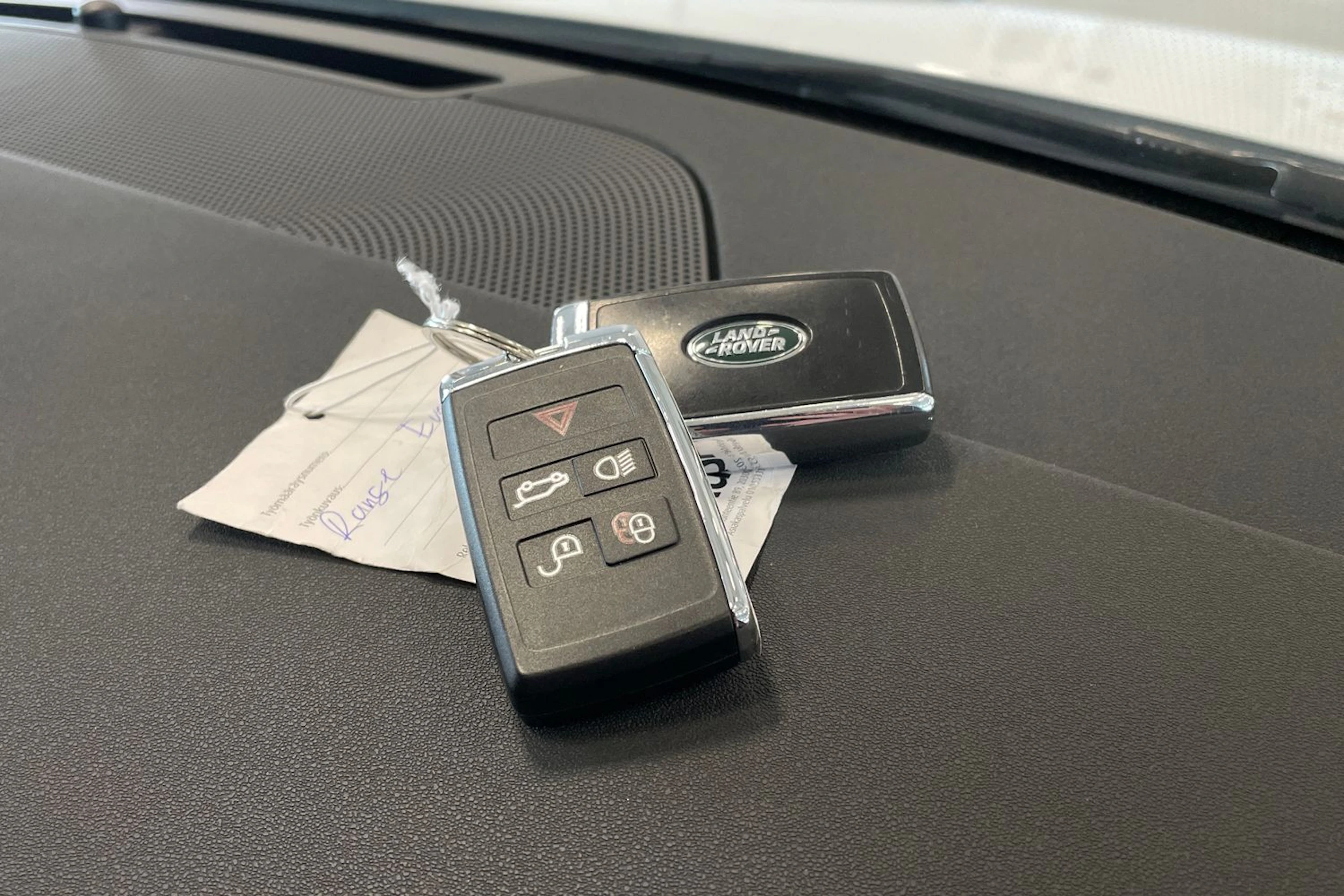 valkoinen Land Rover Range Rover Evoque 2023 kuva 27.