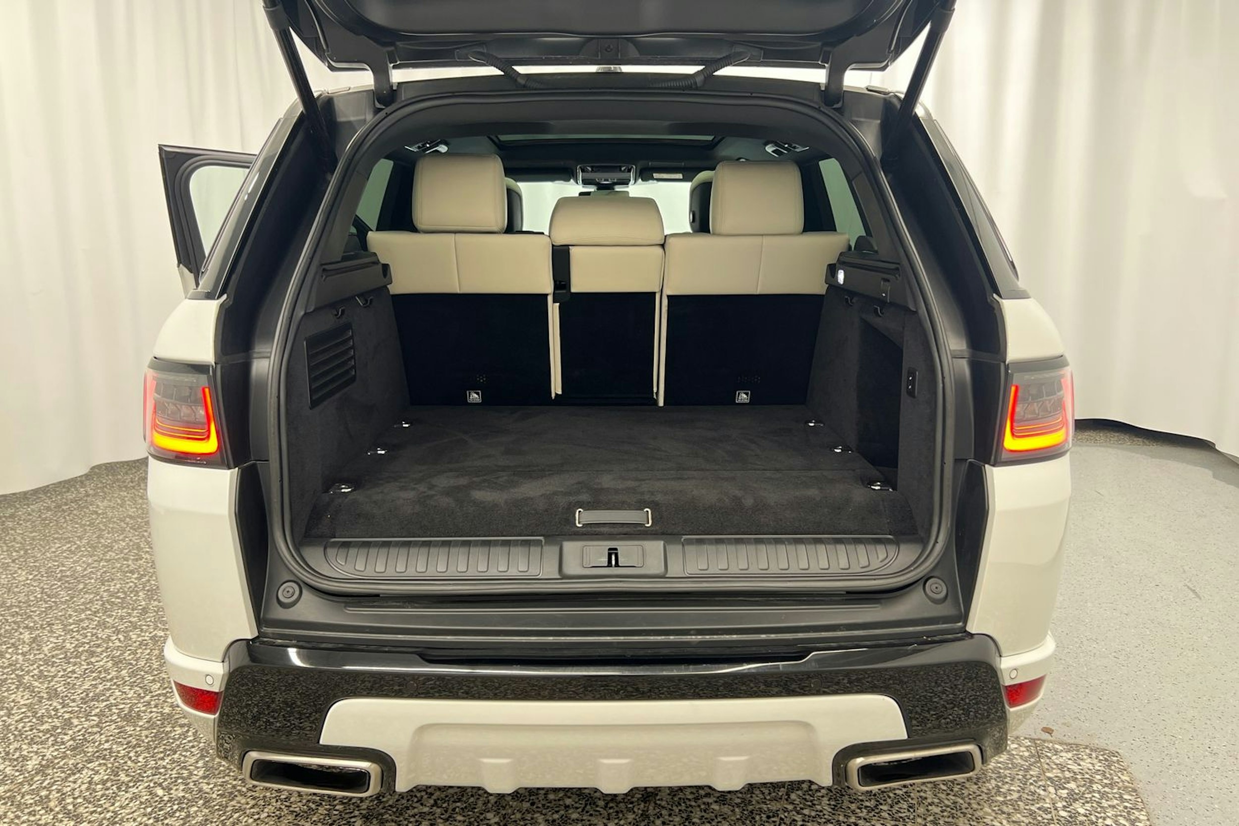 Valkoinen Land Rover Range Rover Sport 2021 kuva 35.