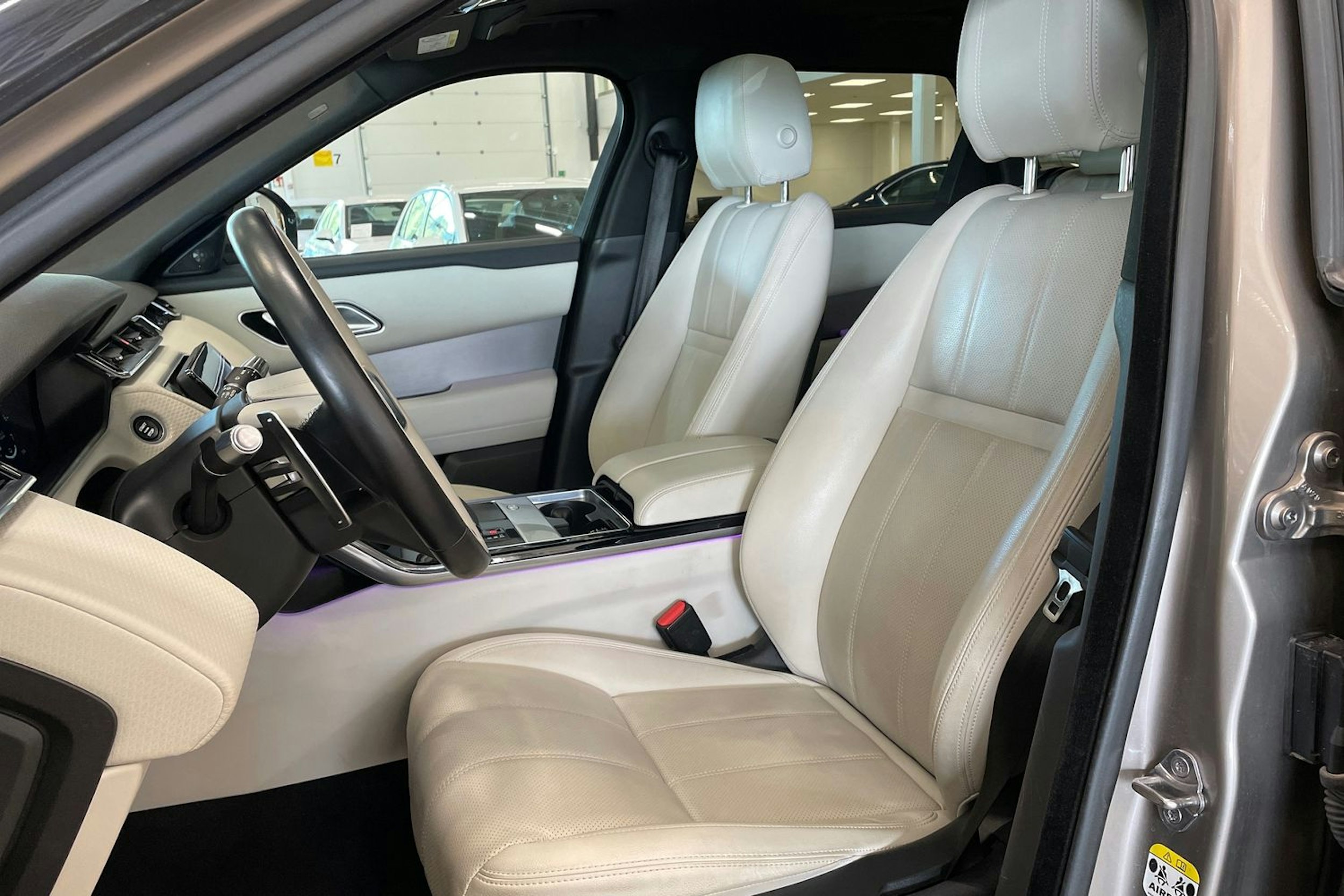 ruskea (beige) Land Rover Range Rover Velar 2021 kuva 14.