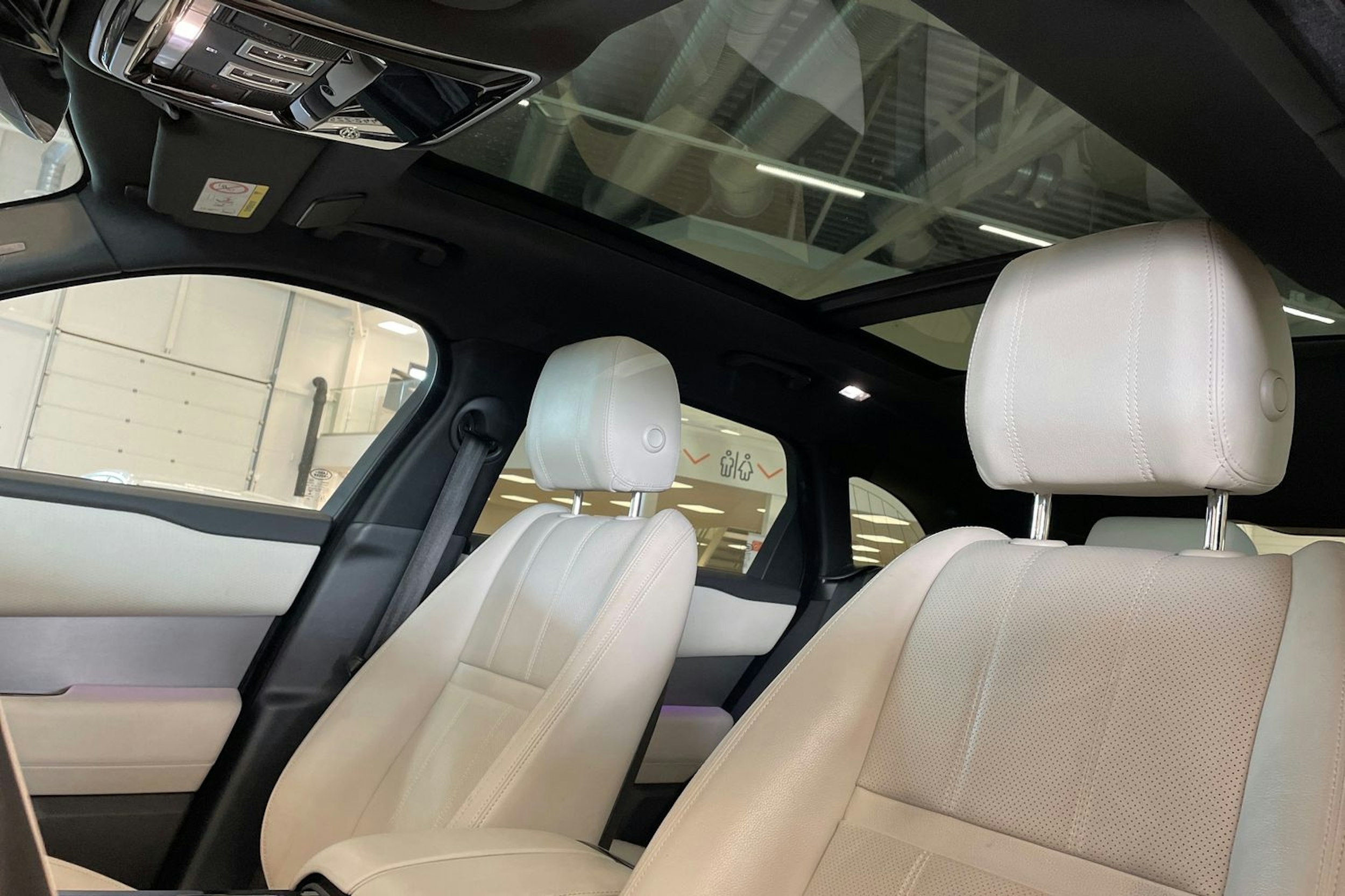 ruskea (beige) Land Rover Range Rover Velar 2021 kuva 16.