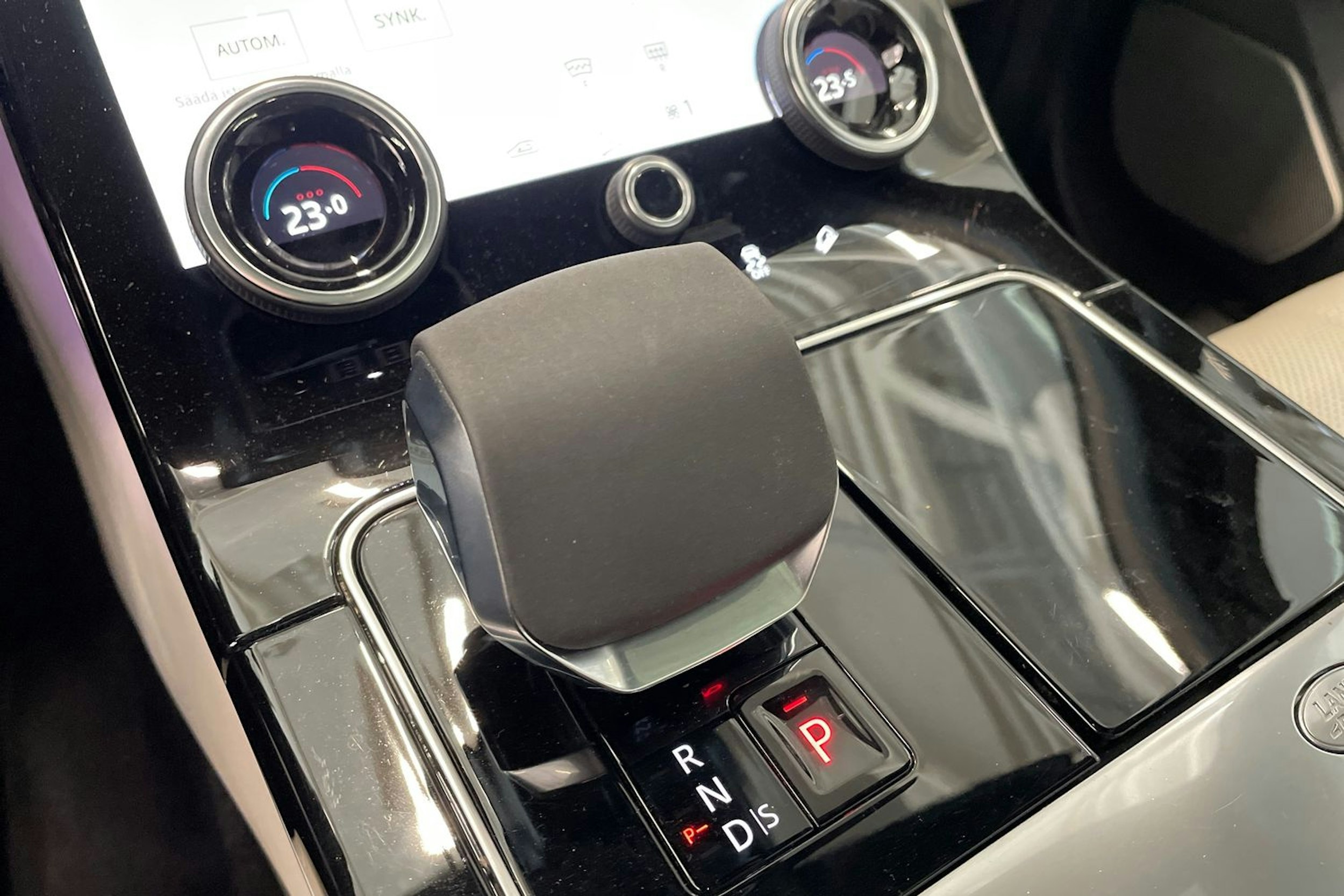 ruskea (beige) Land Rover Range Rover Velar 2021 kuva 34.