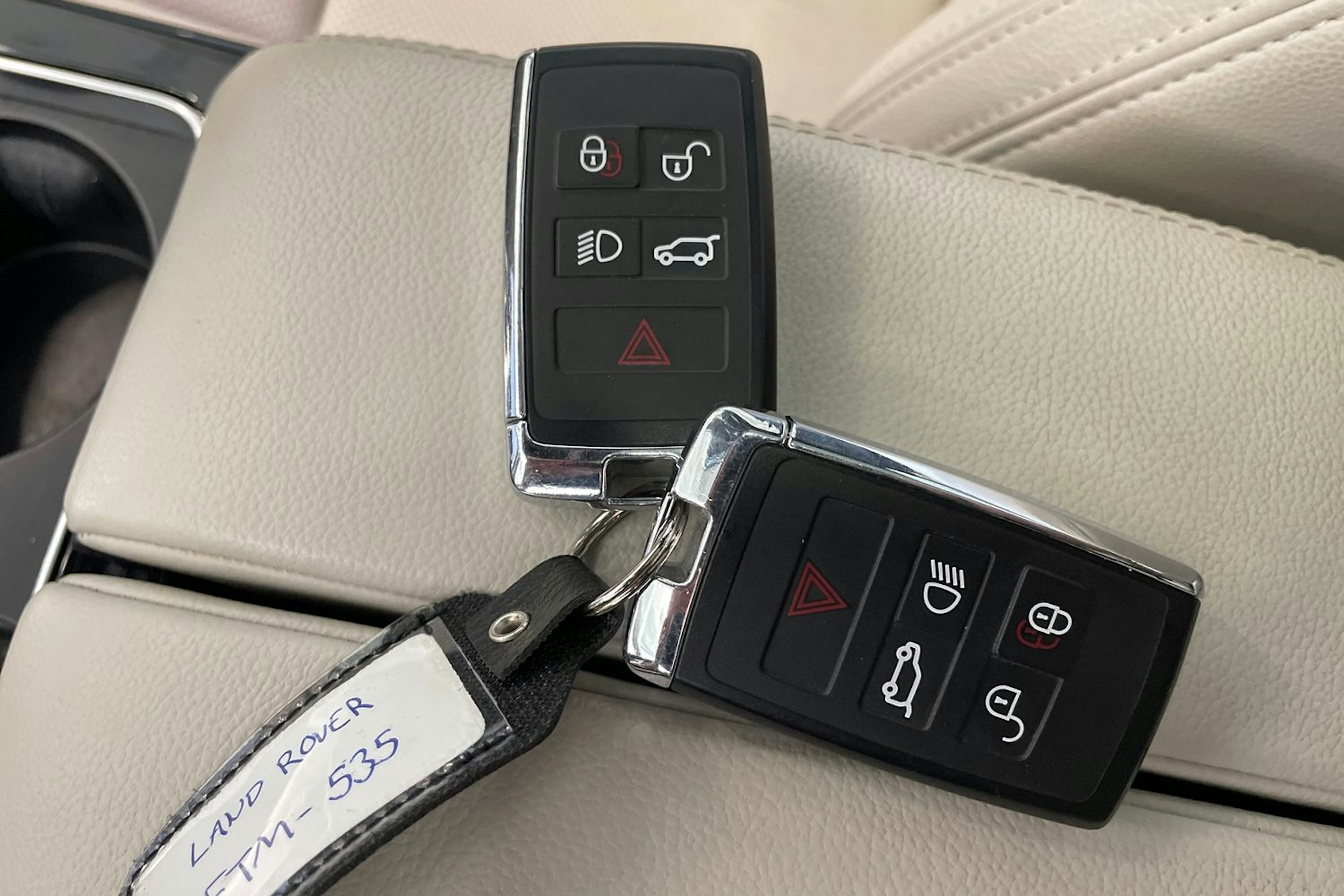 ruskea (beige) Land Rover Range Rover Velar 2021 kuva 35.