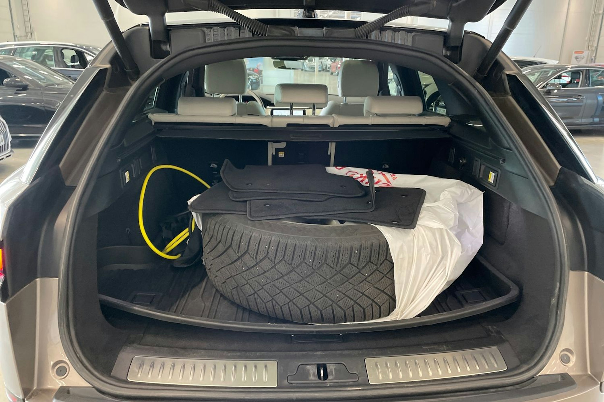 ruskea (beige) Land Rover Range Rover Velar 2021 kuva 37.